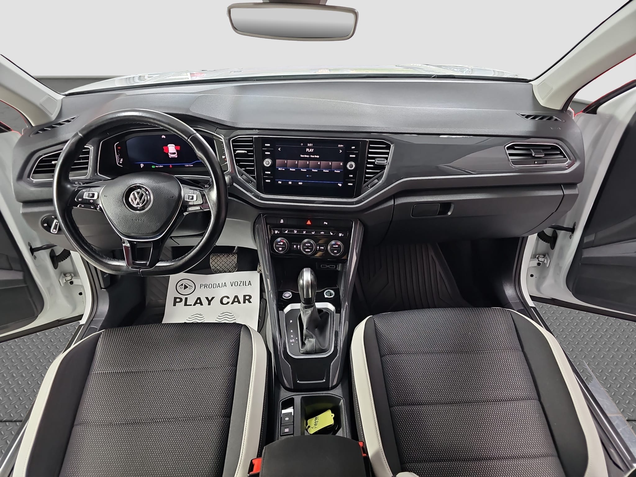 
								Volkswagen T-Roc full									