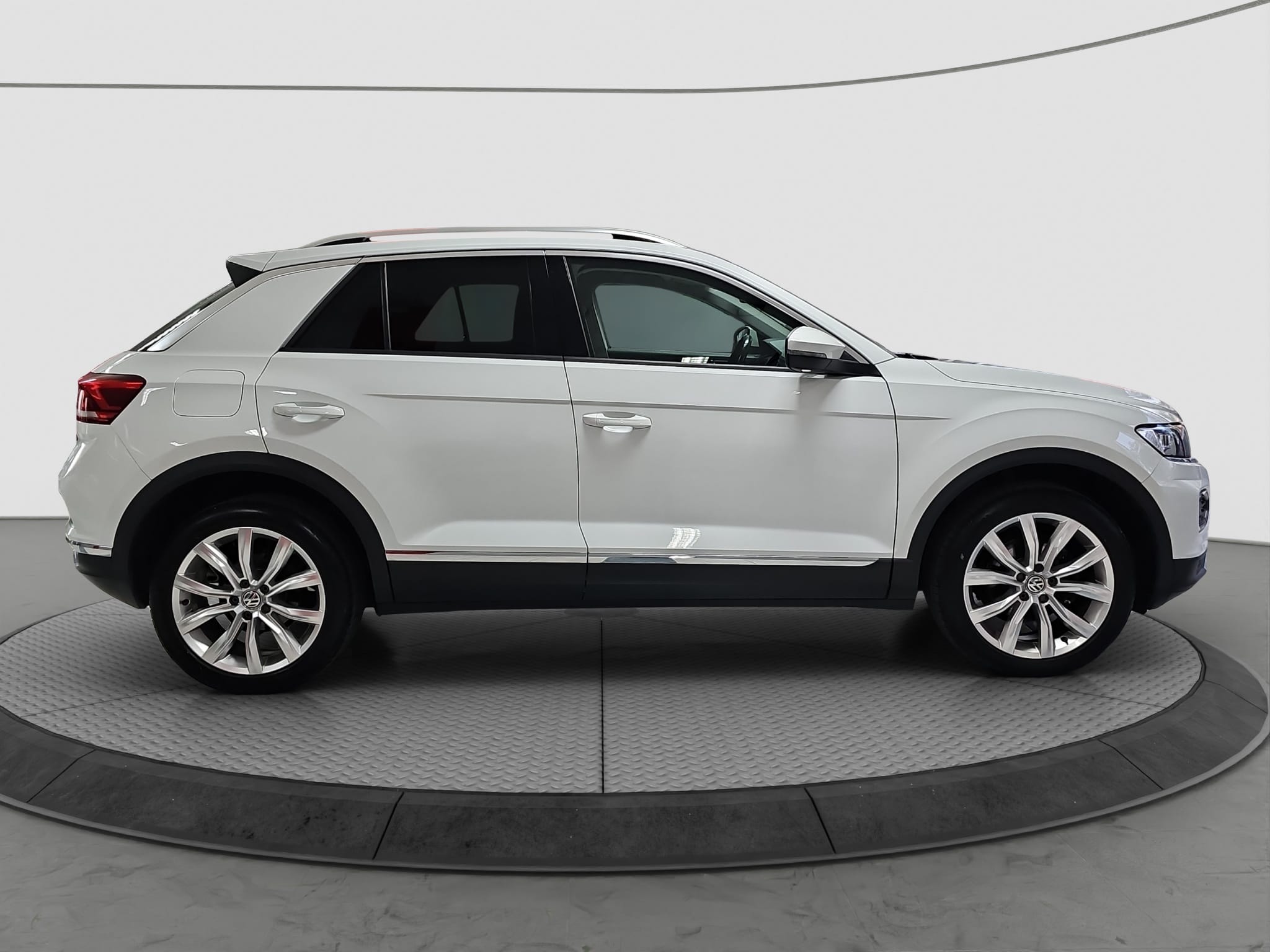 
								Volkswagen T-Roc full									