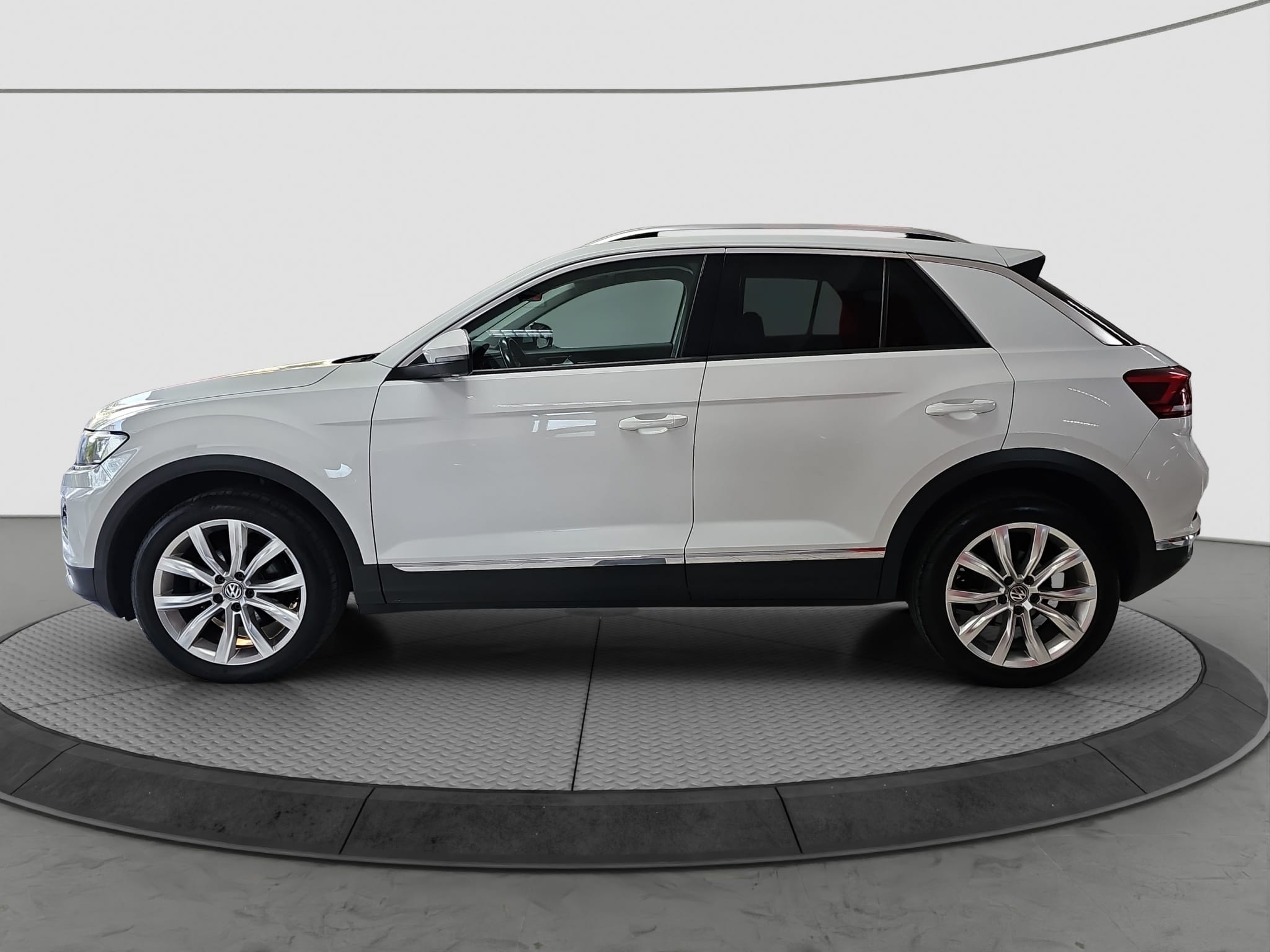 
								Volkswagen T-Roc full									