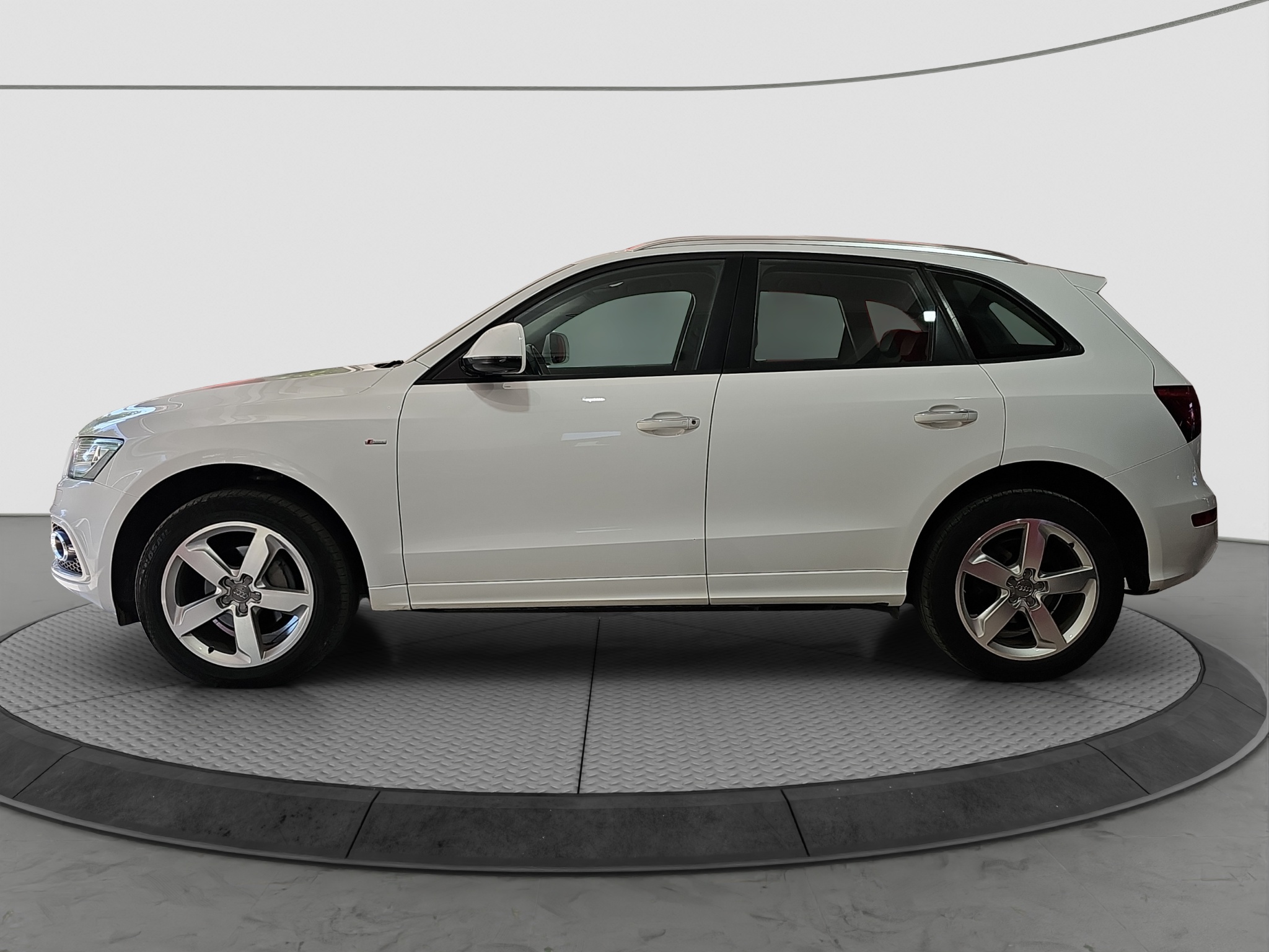 
								Audi Q5 full									