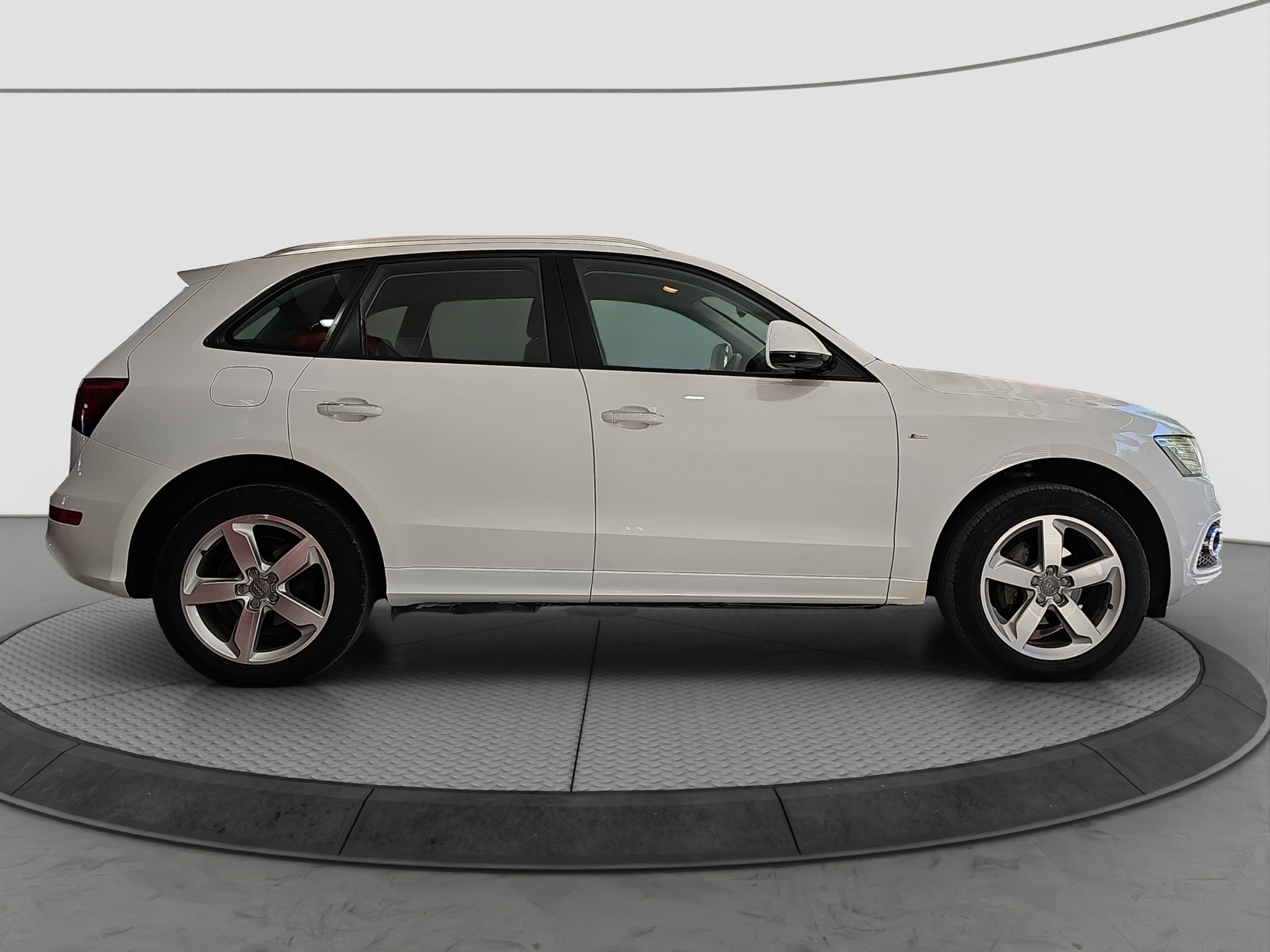 
								Audi Q5 full									