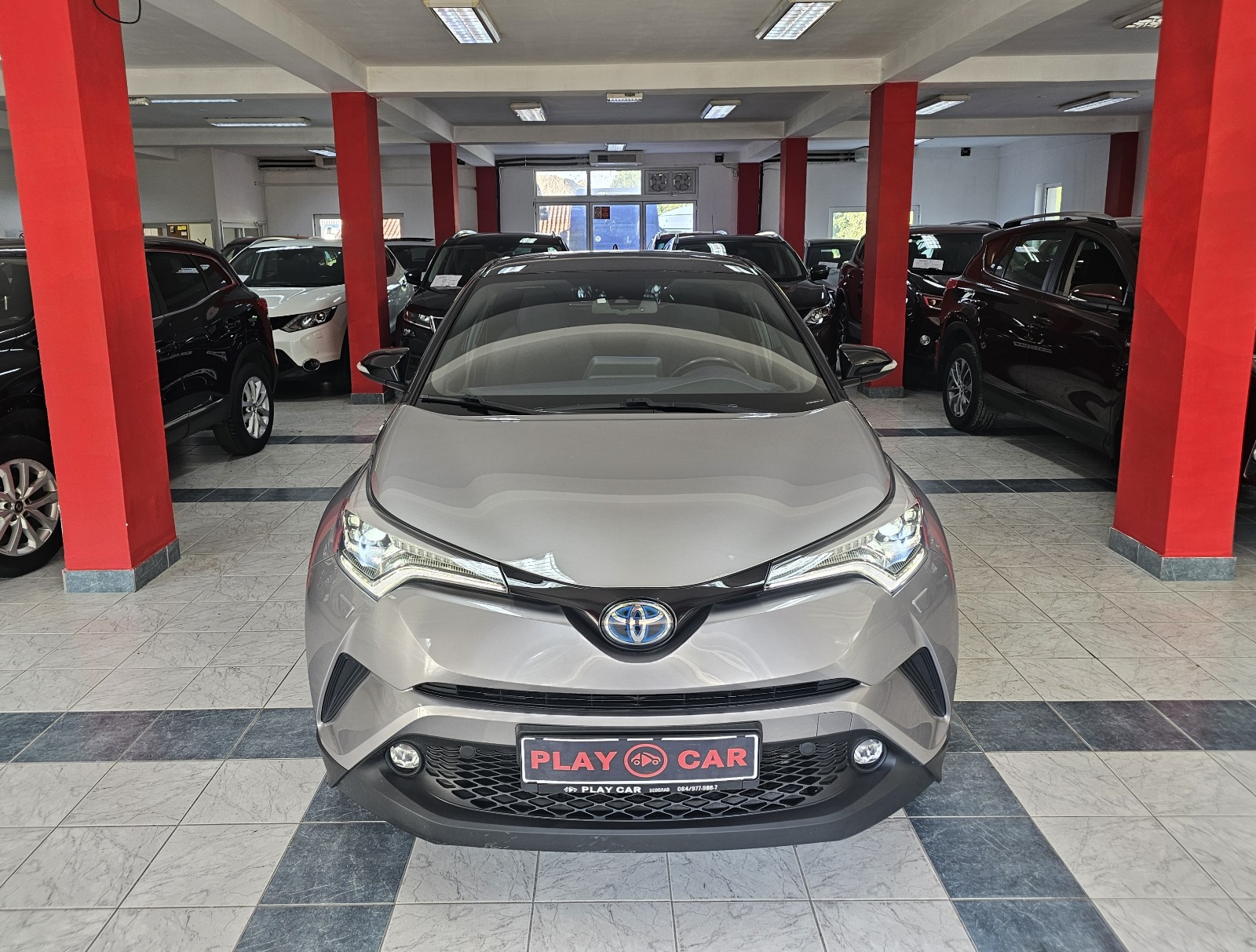 
								Toyota C-HR HYBRID full									