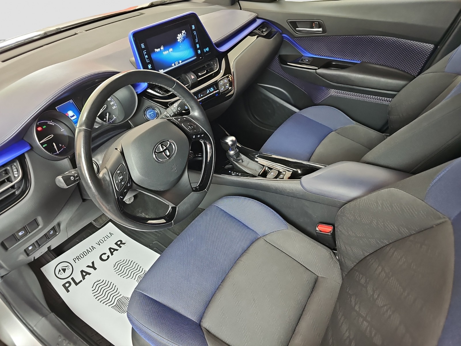 
								Toyota C-HR HYBRID full									