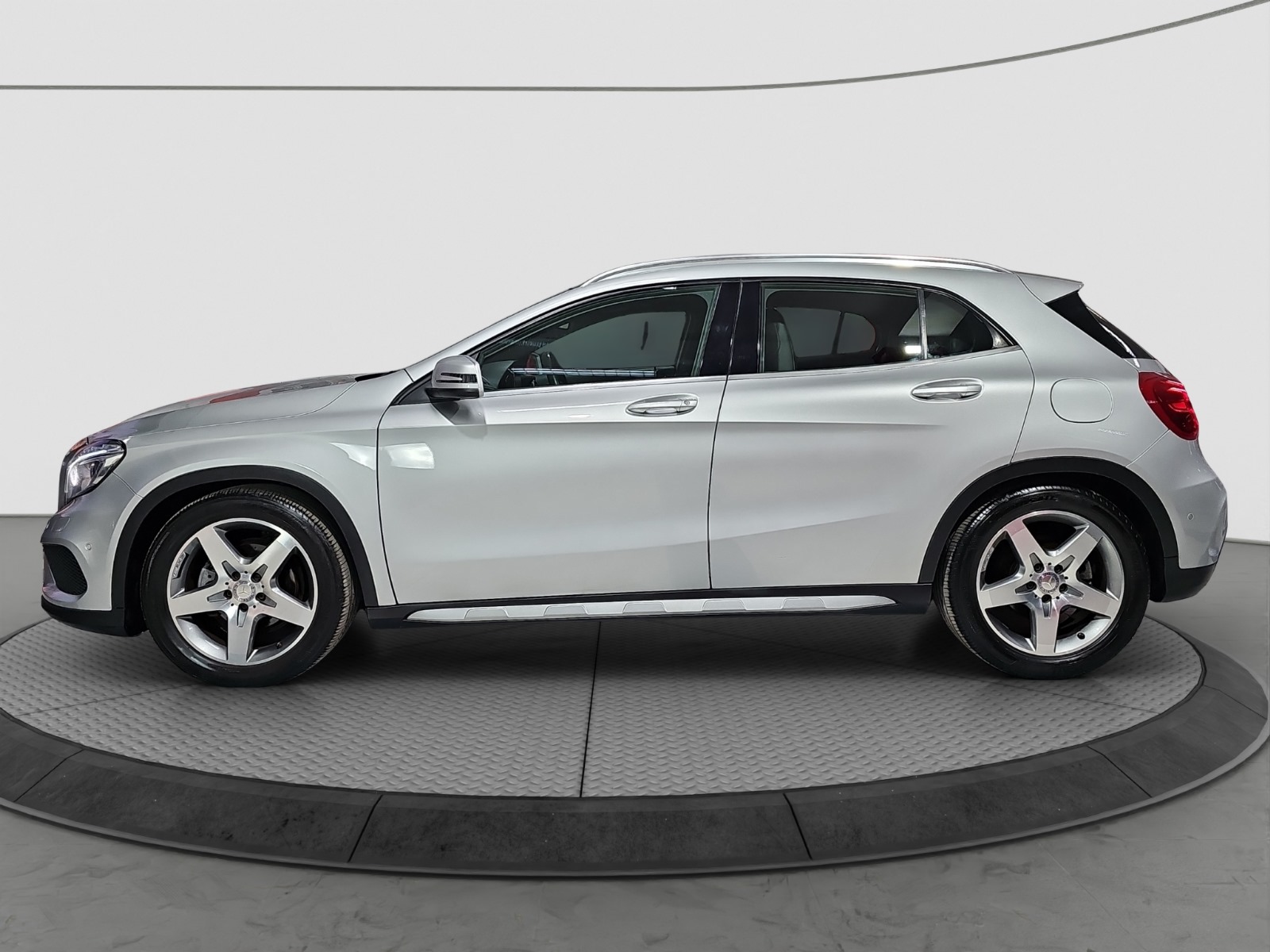 
								Mercedes Benz GLA 180 AMG full									