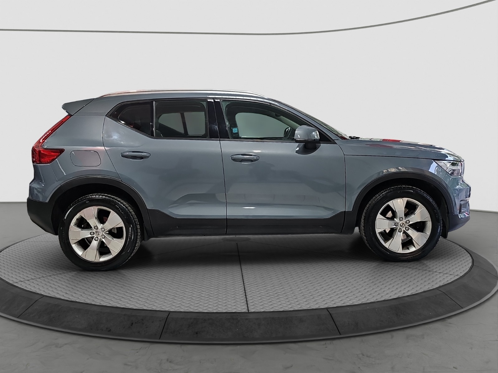 
								Volvo XC40 full									