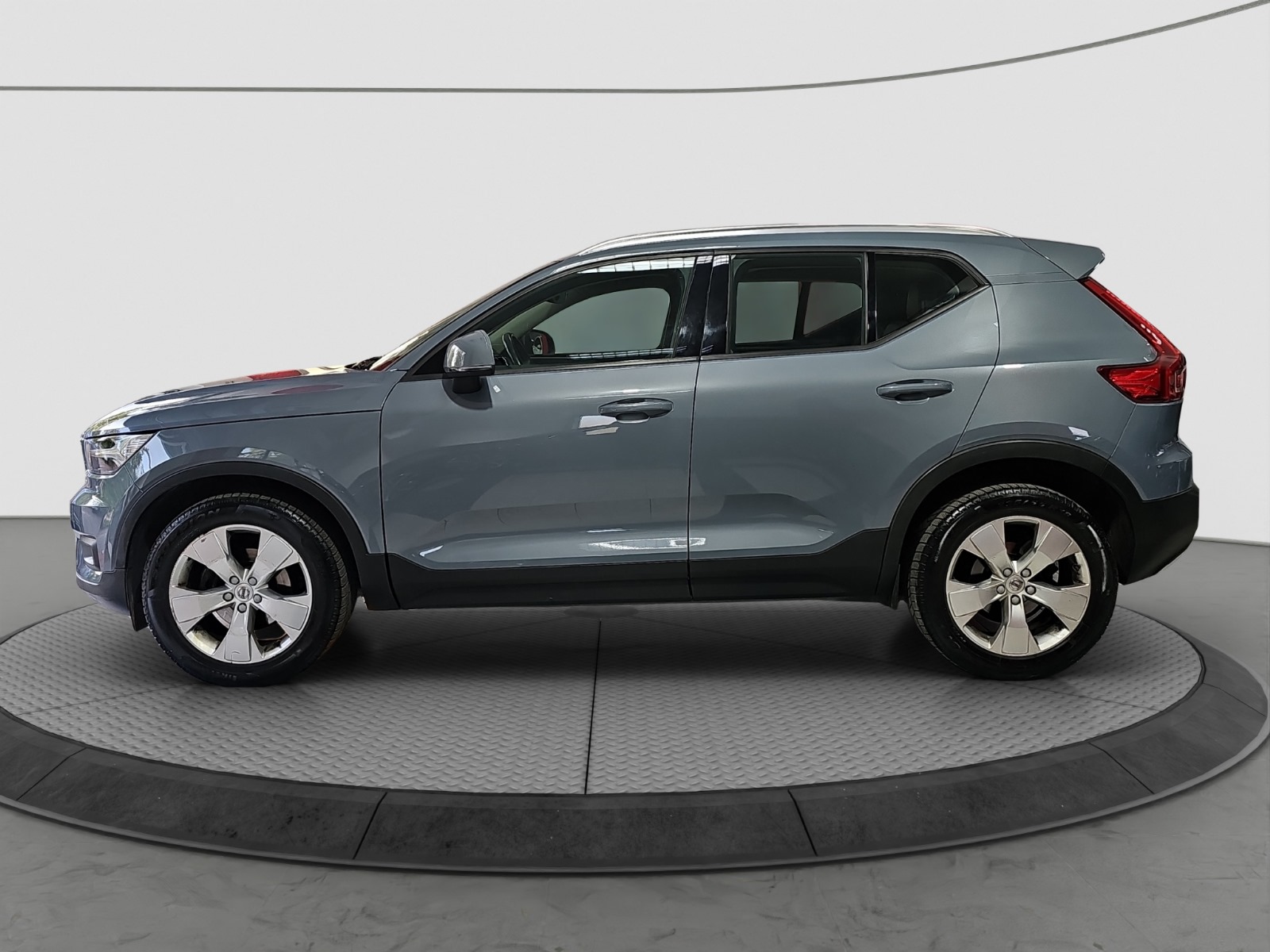 
								Volvo XC40 full									