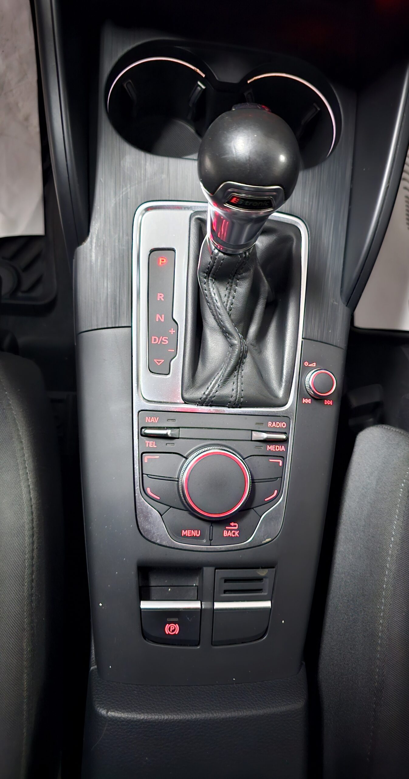 
								Audi A3 S-tronic full									