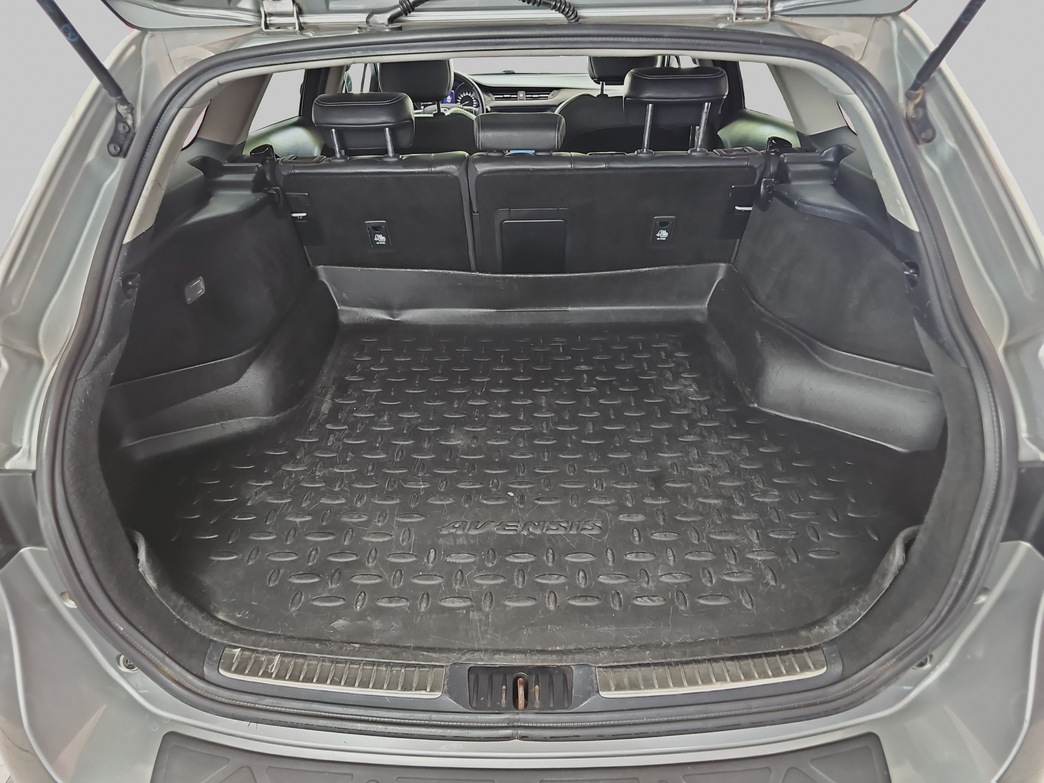 
								Toyota Avensis AUT/T0P full									