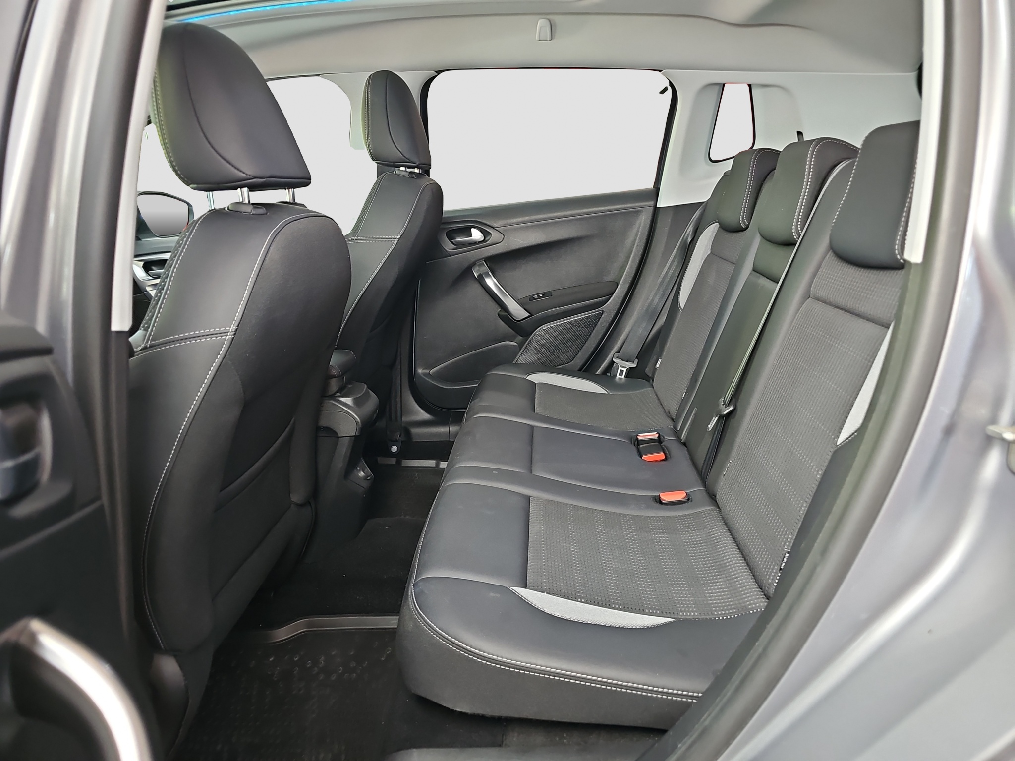 
								Peugeot 2008 AUT0/PANO full									