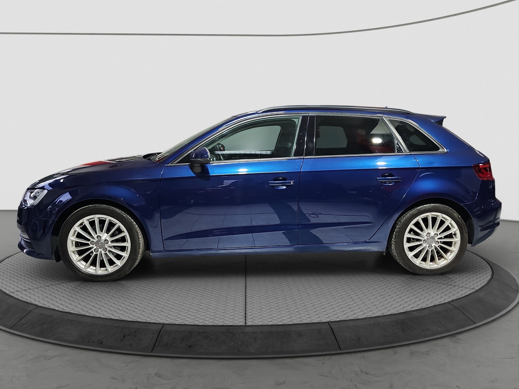 
								Audi A3 S-tronic full									