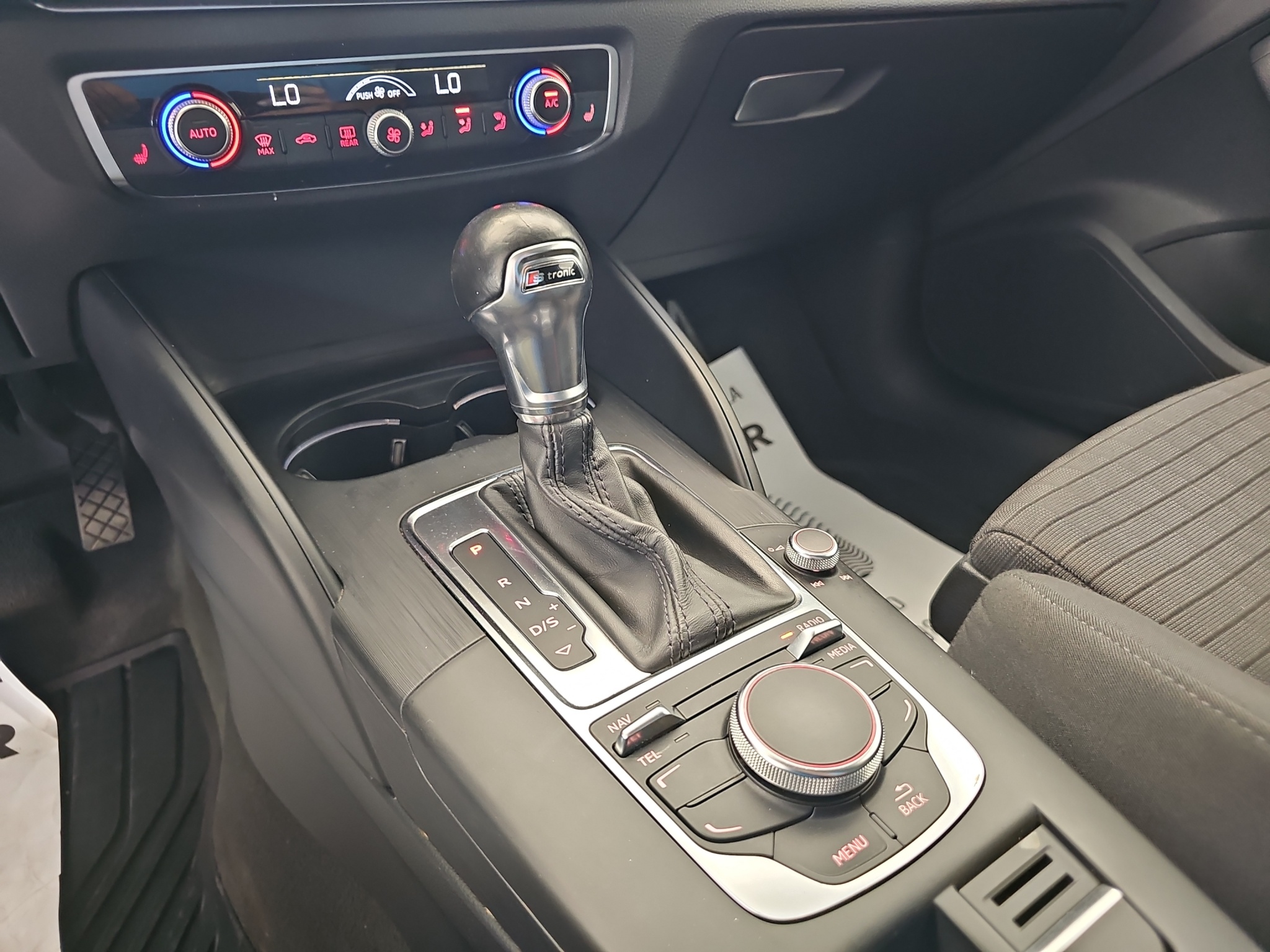
								Audi A3 S-tronic full									