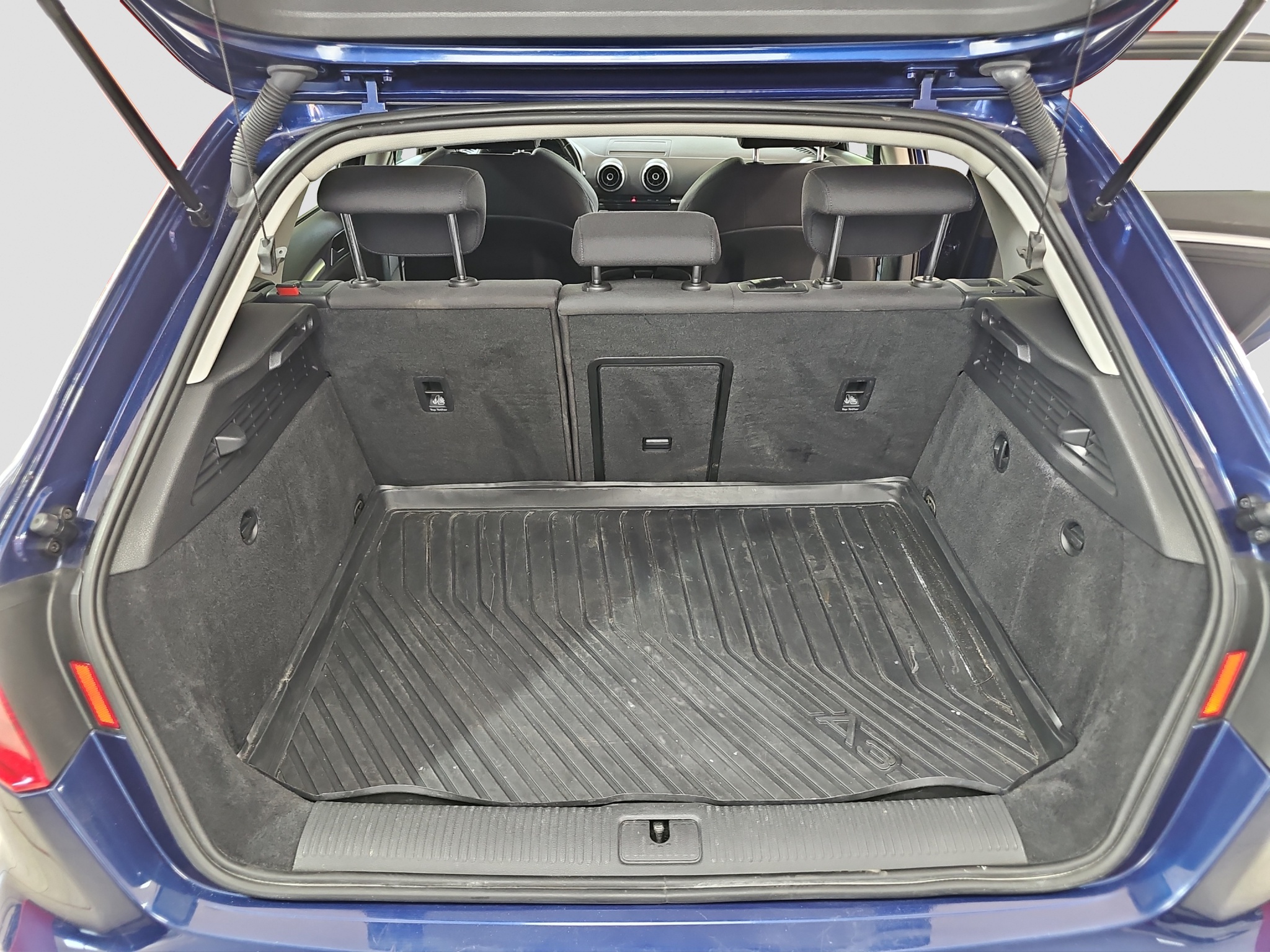 
								Audi A3 S-tronic full									