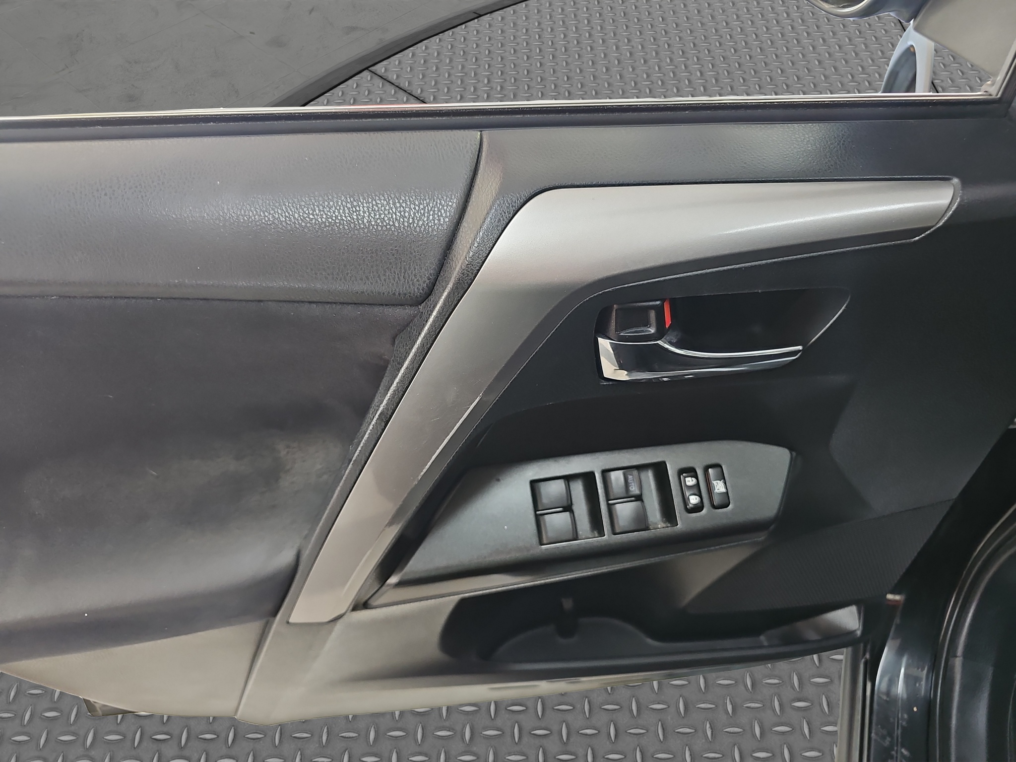 
								Toyota RAV 4 Hybrid/T0P full									