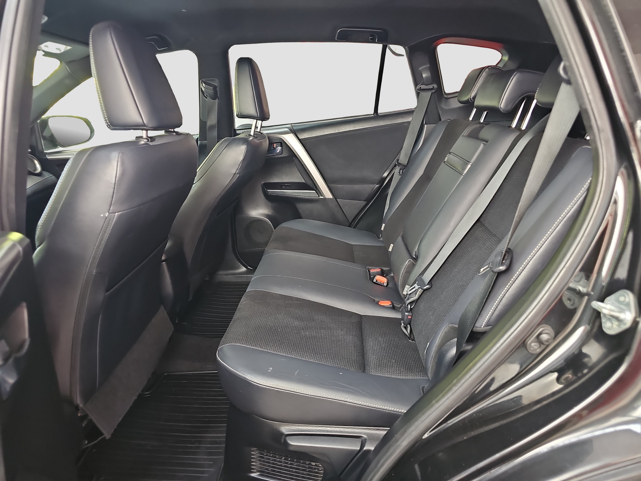 
								Toyota RAV 4 Hybrid/T0P full									