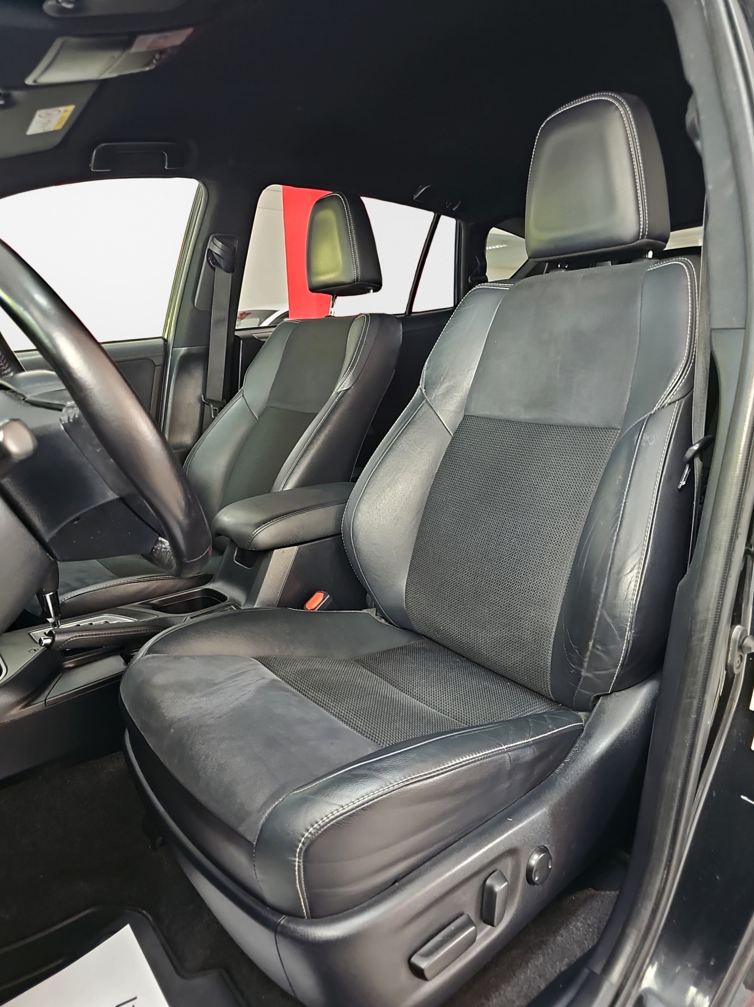 
								Toyota RAV 4 Hybrid/T0P full									