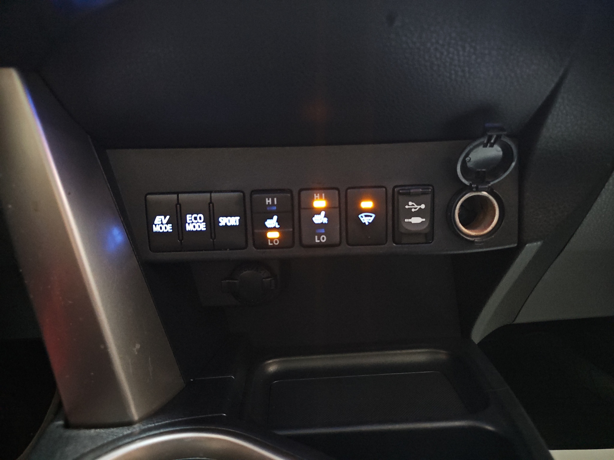 
								Toyota RAV 4 Hybrid/T0P full									