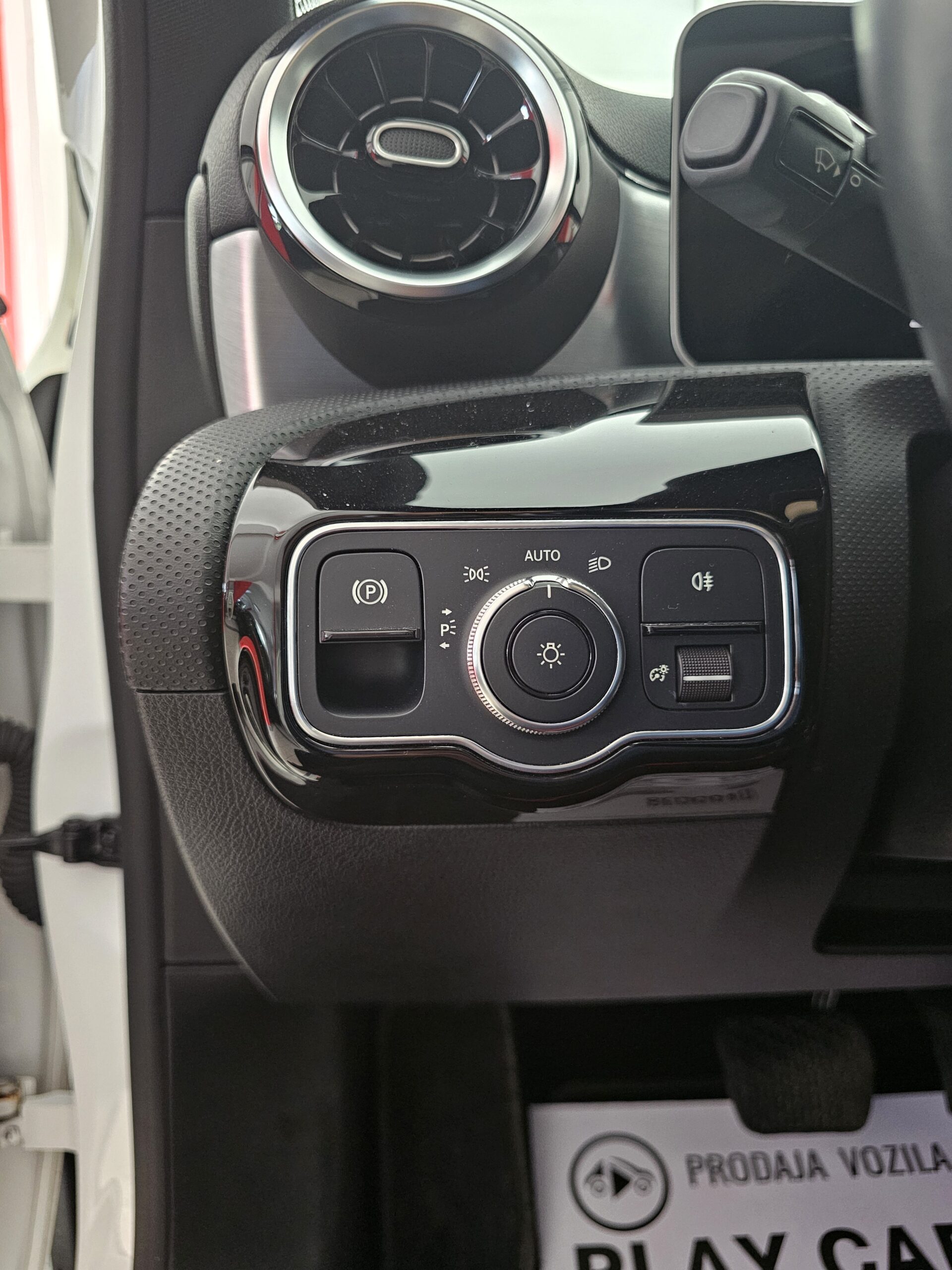 
								Mercedes Benz A 200 N0V/POKR.KROV full									