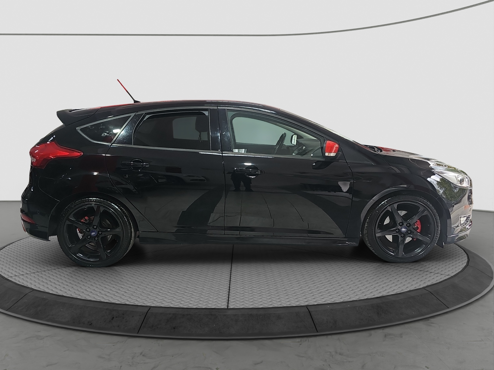 
								Ford Focus RED-BLACK.EDITION full									