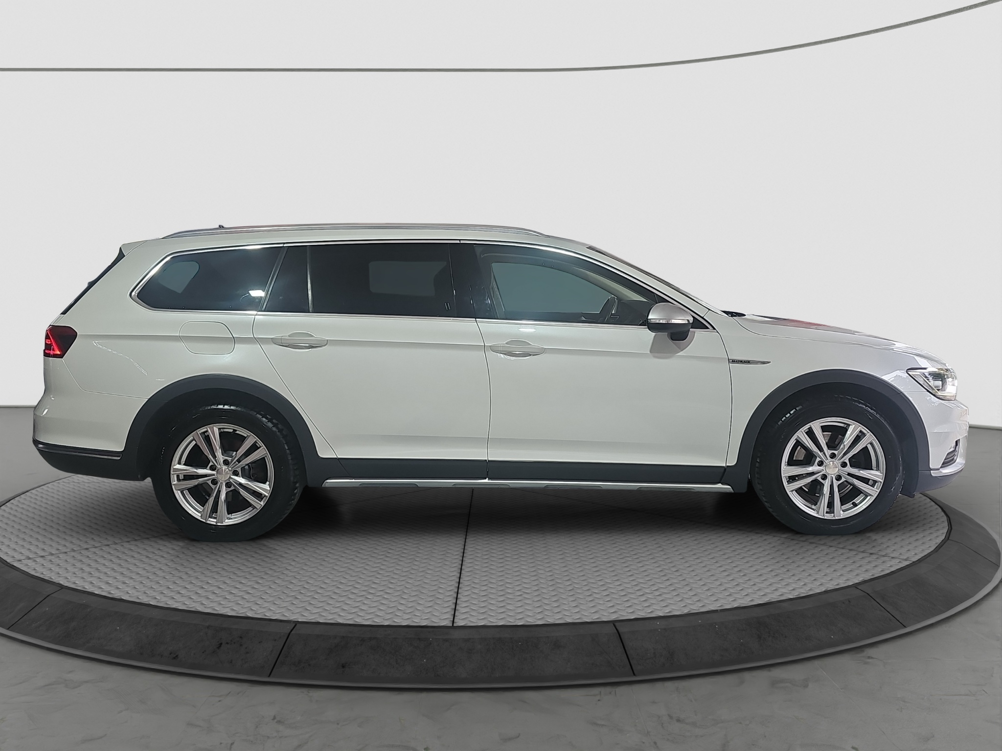 
								Volkswagen Passat B8 Alltrack T0P/4MotionDSG full									