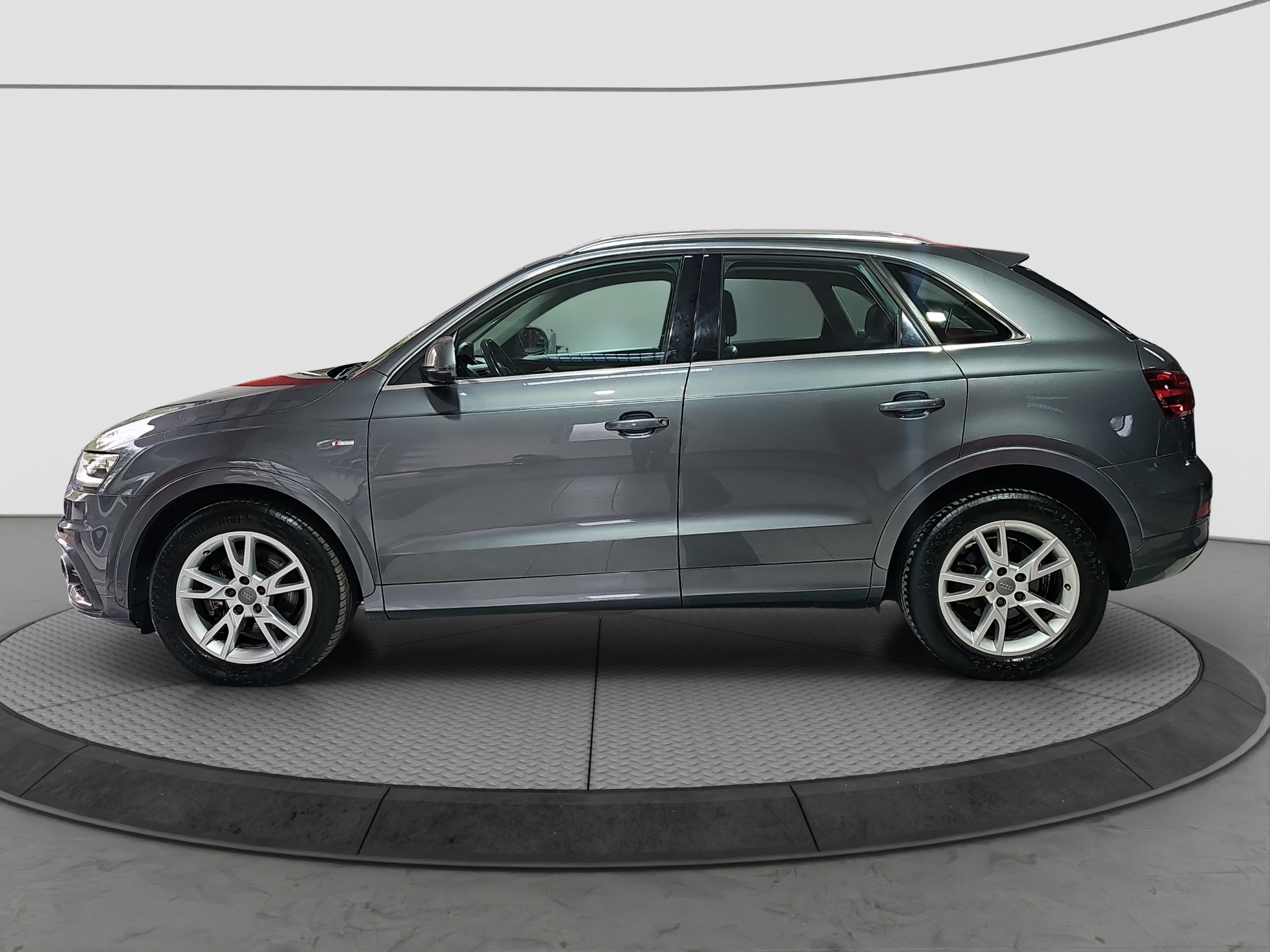 
								Audi Q3 S-LINE/4×4 full									