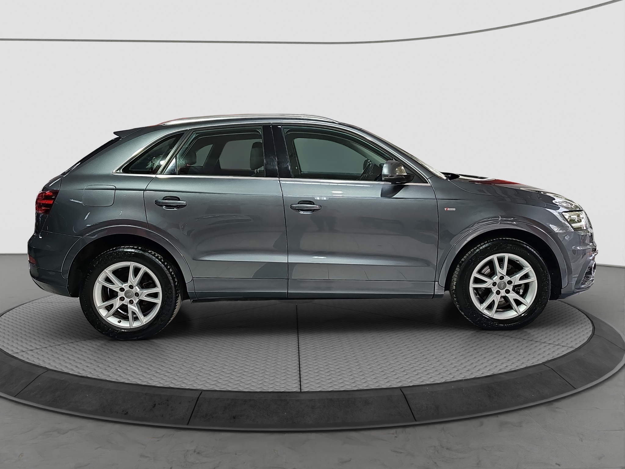 
								Audi Q3 S-LINE/4×4 full									