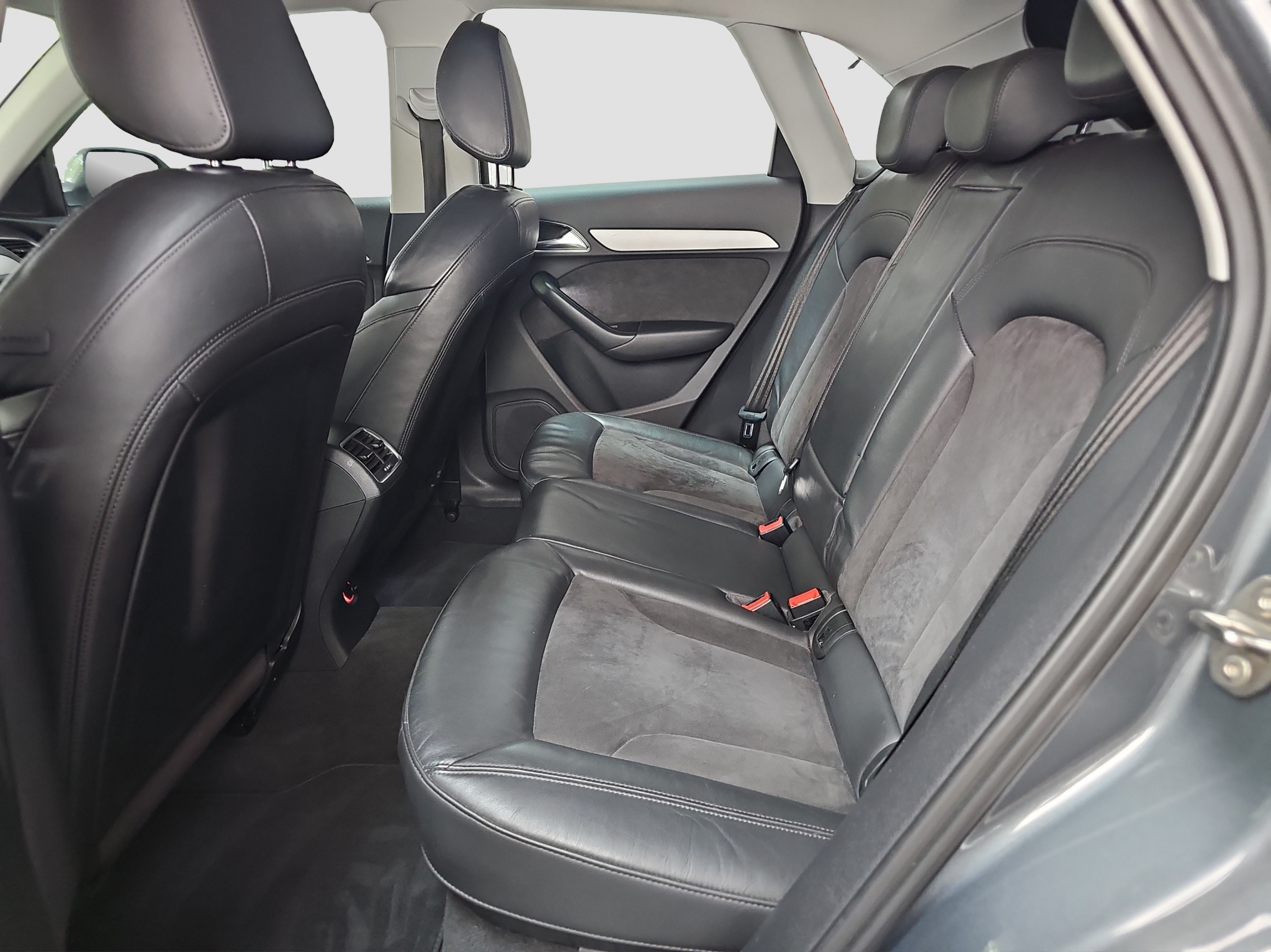 
								Audi Q3 S-LINE/4×4 full									