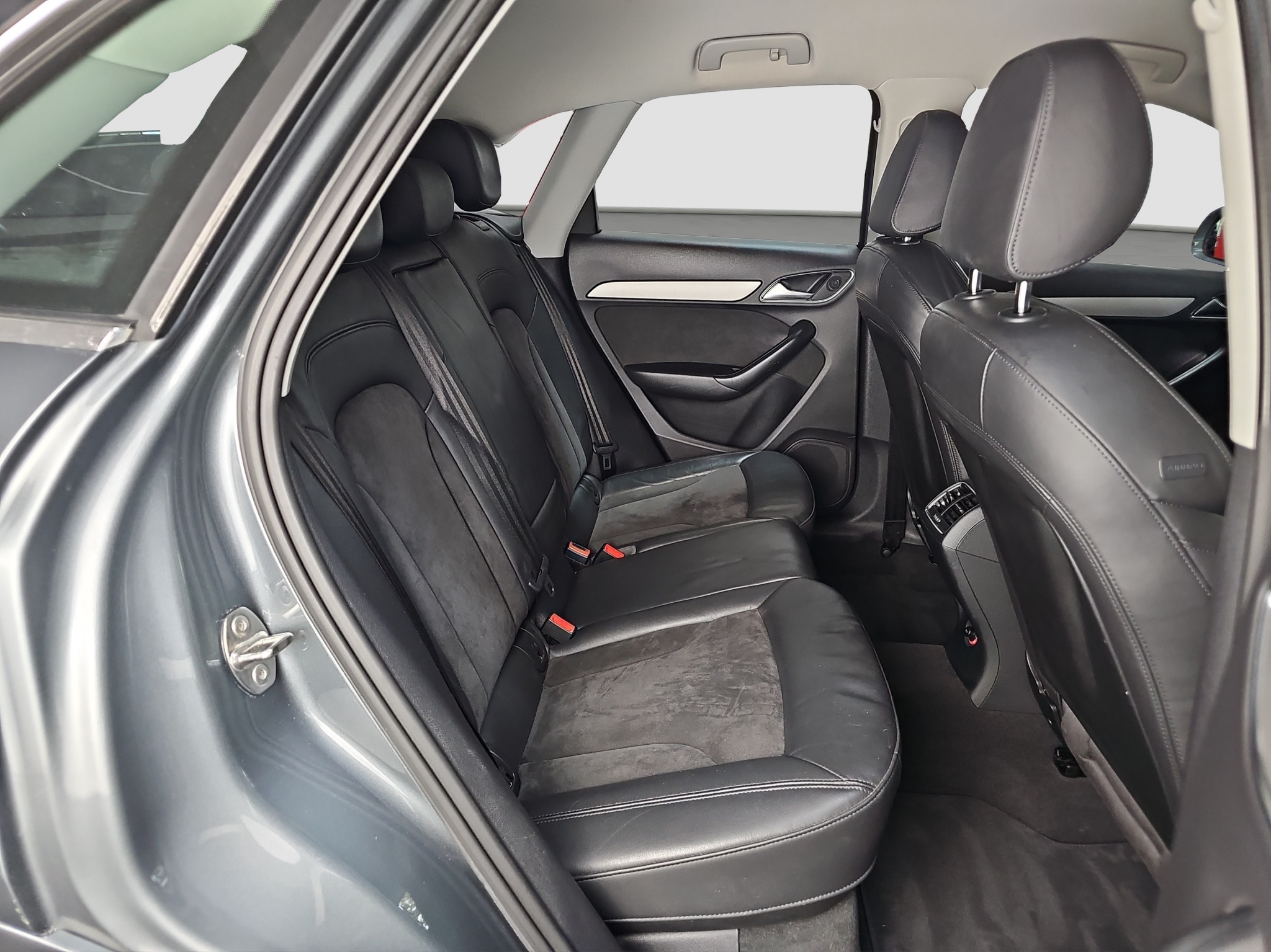 
								Audi Q3 S-LINE/4×4 full									