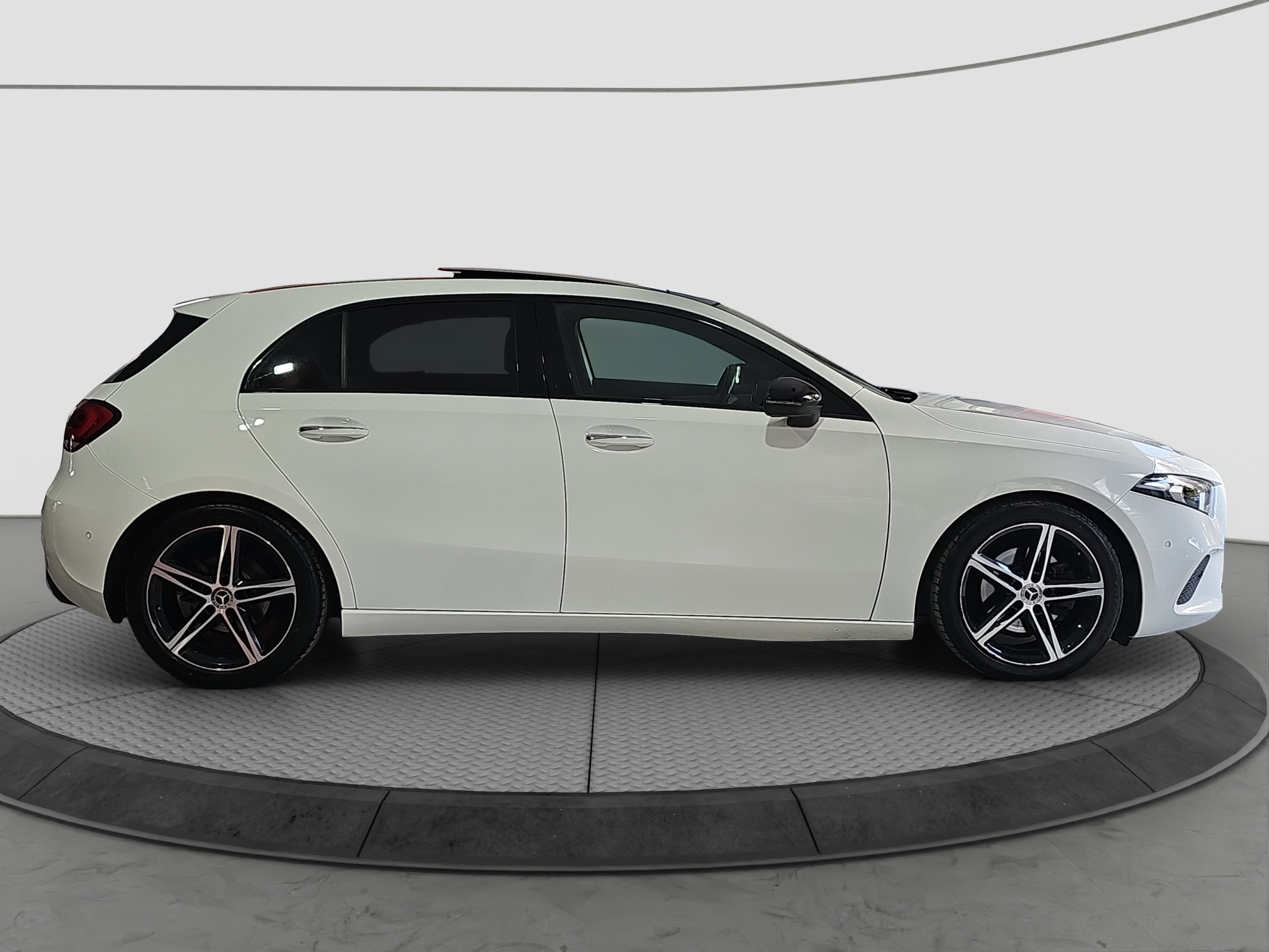 
								Mercedes Benz A 200 N0V/POKR.KROV full									