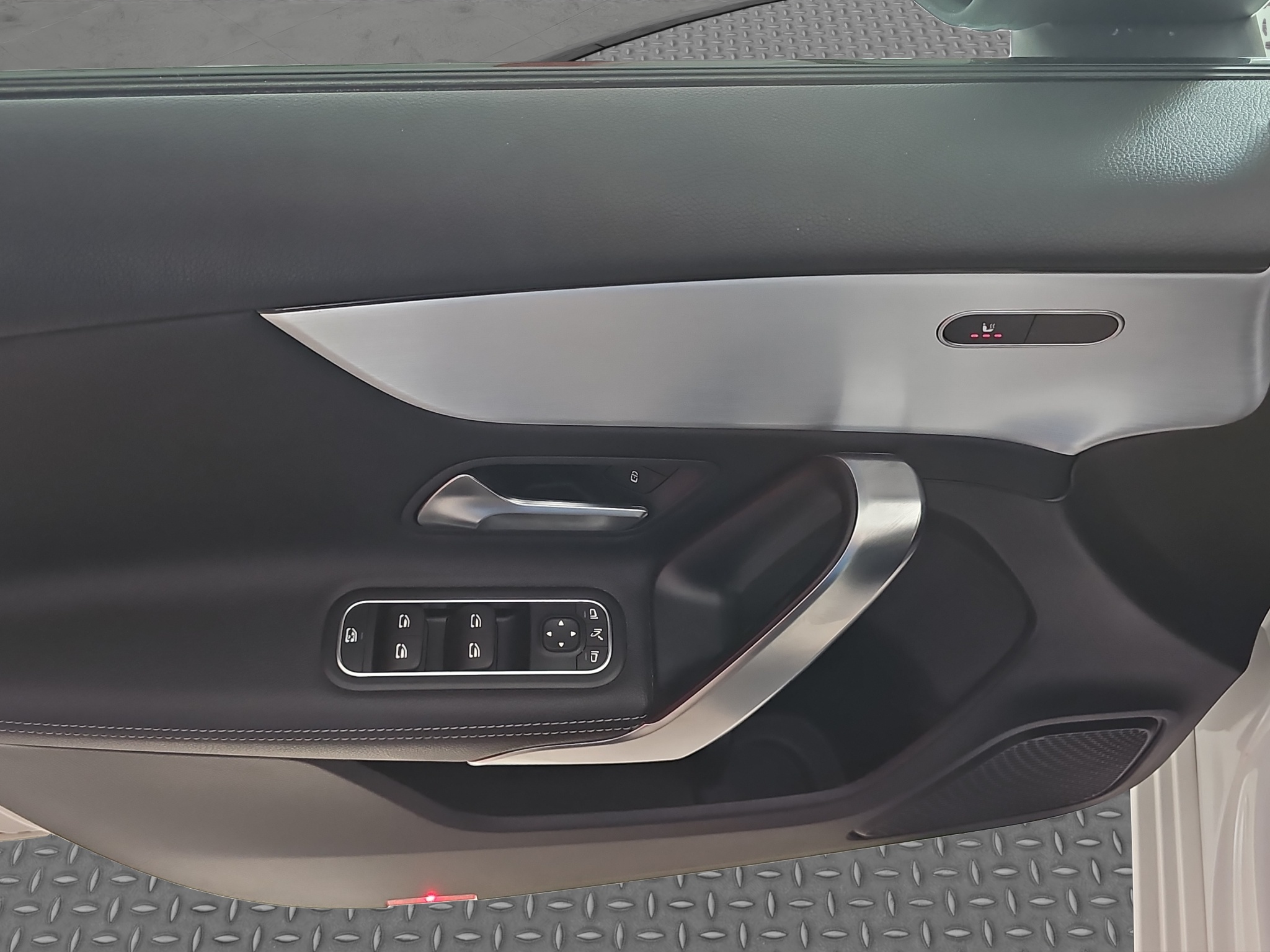 
								Mercedes Benz A 200 N0V/POKR.KROV full									