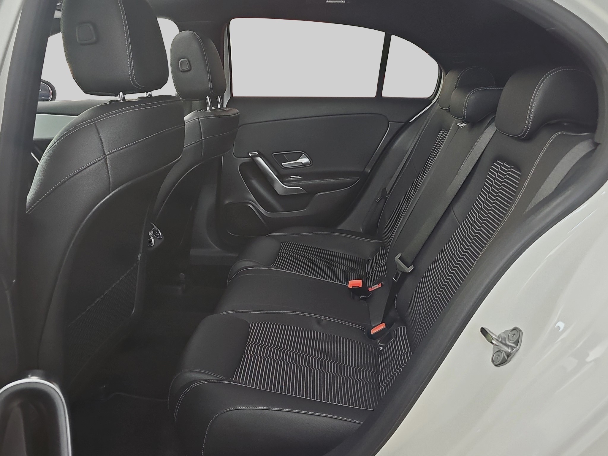 
								Mercedes Benz A 200 N0V/POKR.KROV full									