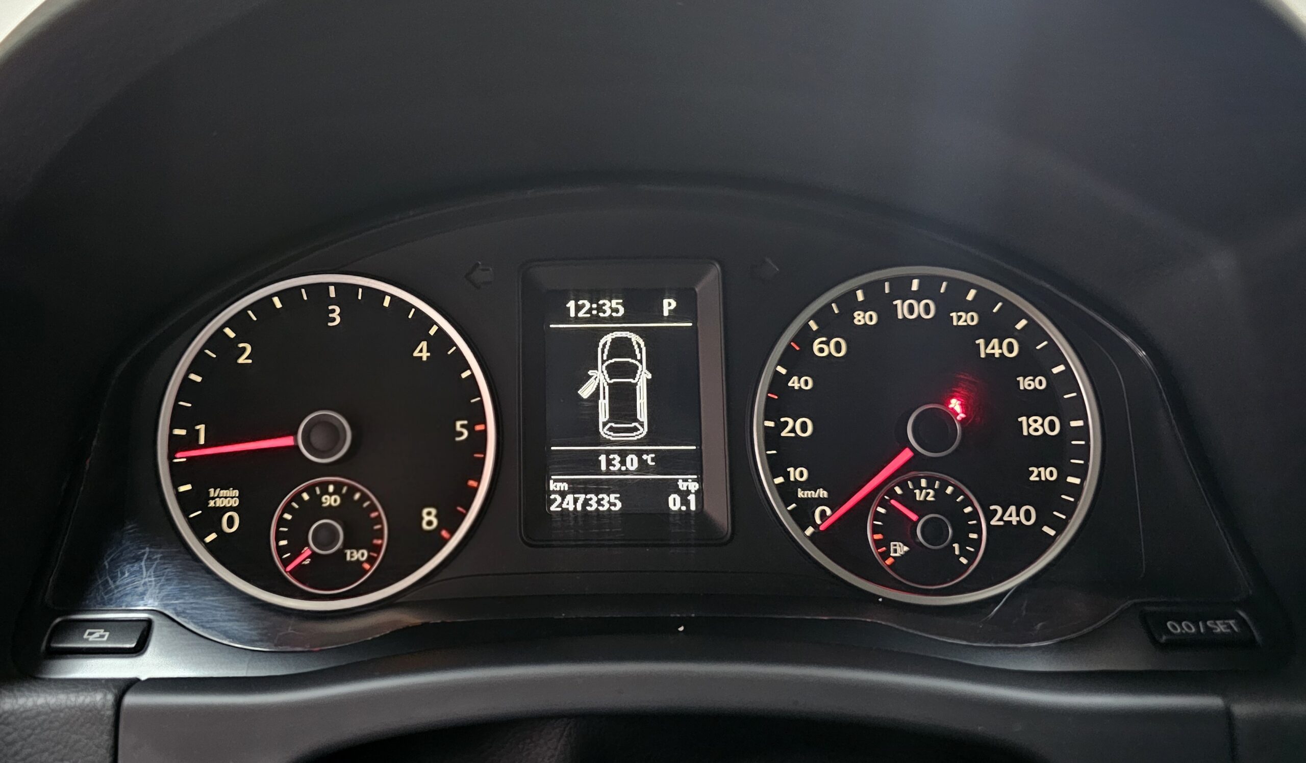 
								Volkswagen Tiguan R-LINE/4×4/ODLIČAN full									