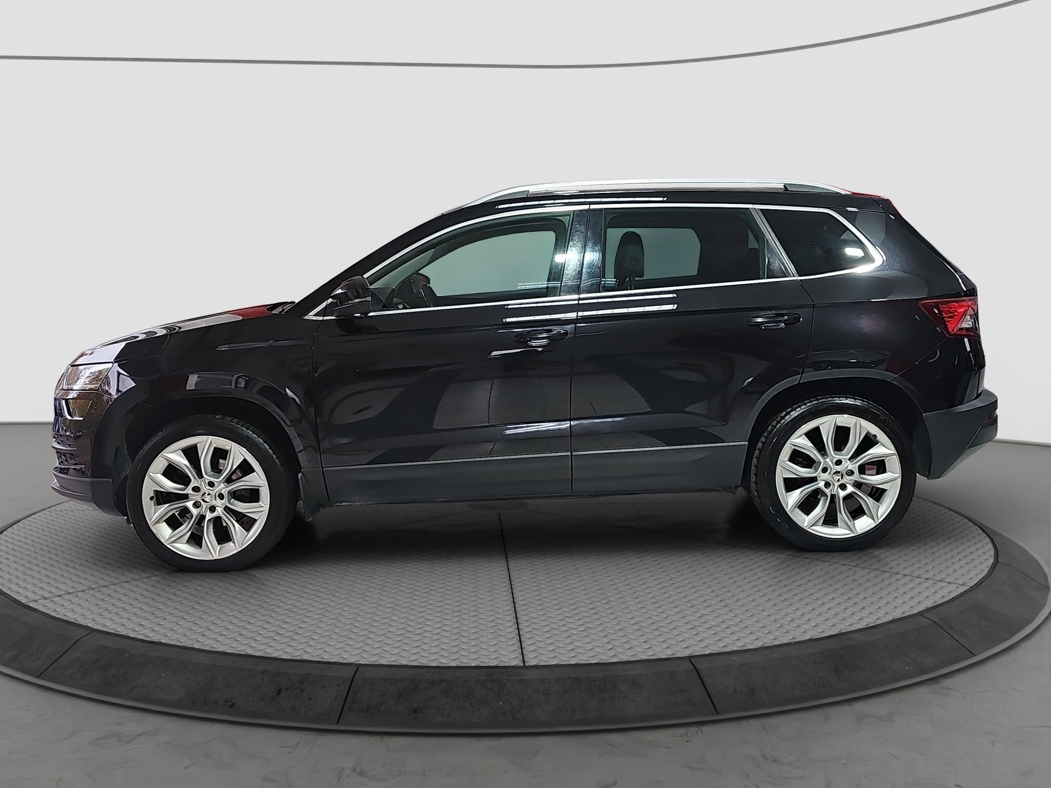 
								Škoda Karoq 4×4/DSG/ŠIBER full									