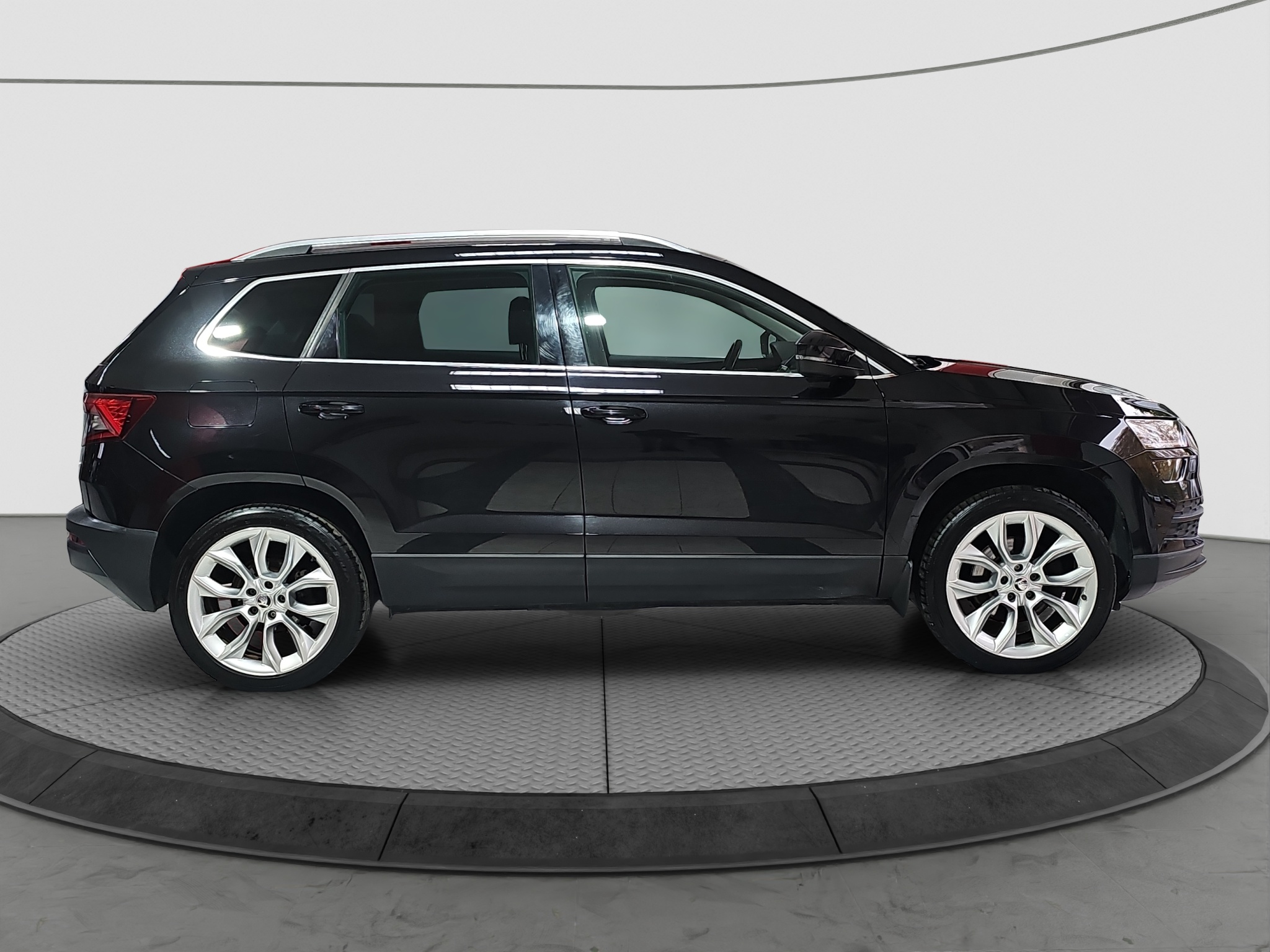 
								Škoda Karoq 4×4/DSG/ŠIBER full									