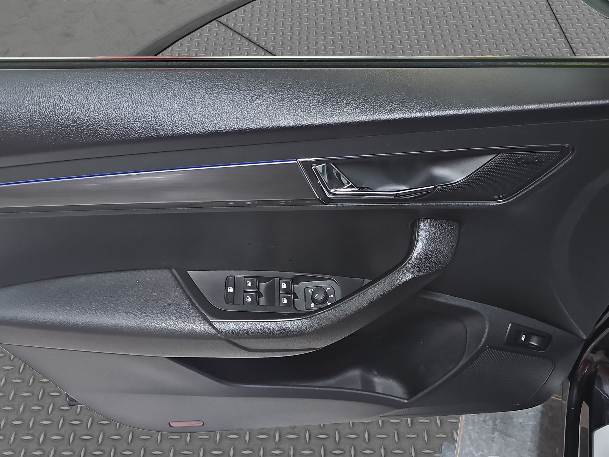 
								Škoda Karoq 4×4/DSG/ŠIBER full									