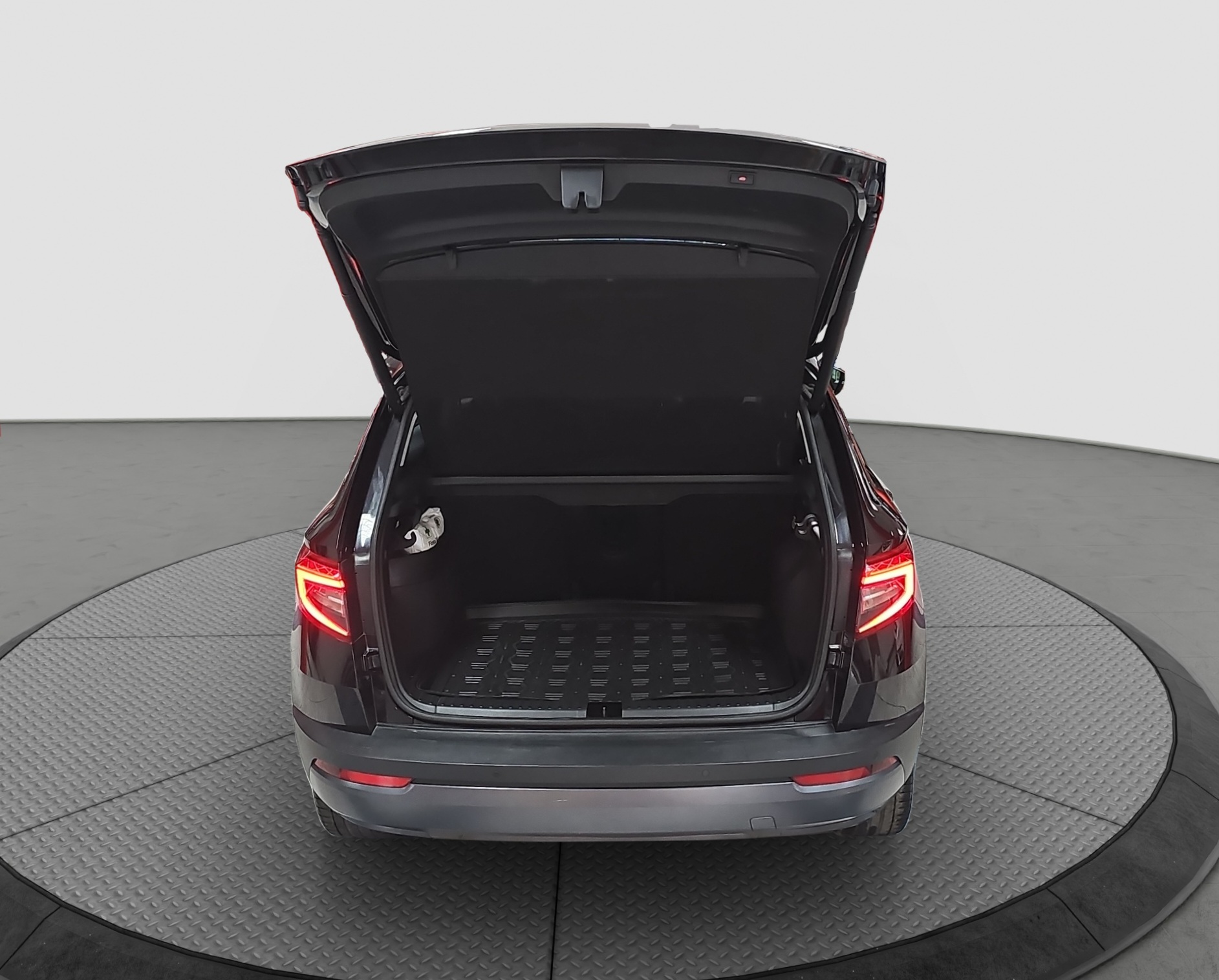 
								Škoda Karoq 4×4/DSG/ŠIBER full									