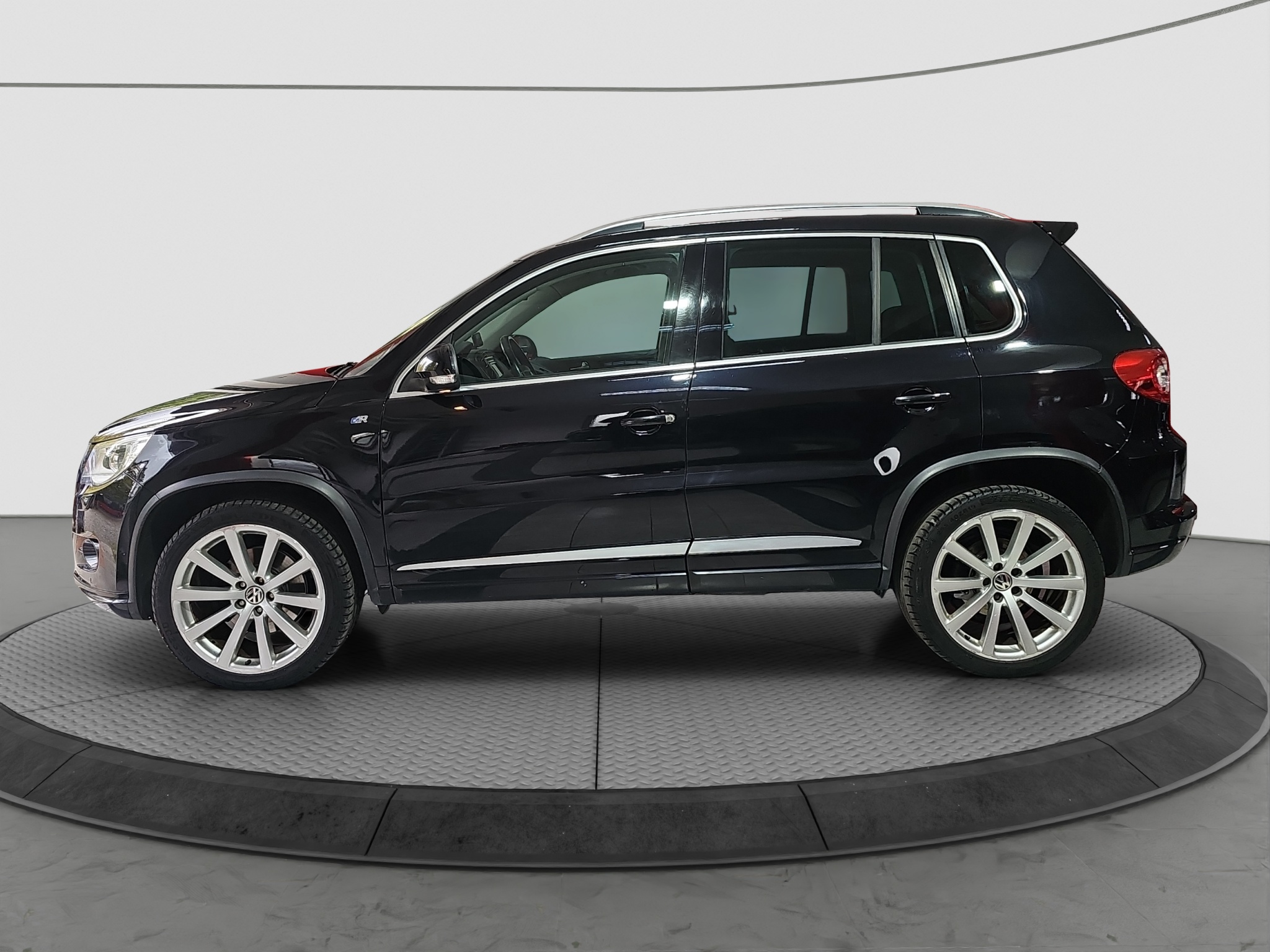 
								Volkswagen Tiguan R-LINE/4×4/ODLIČAN full									