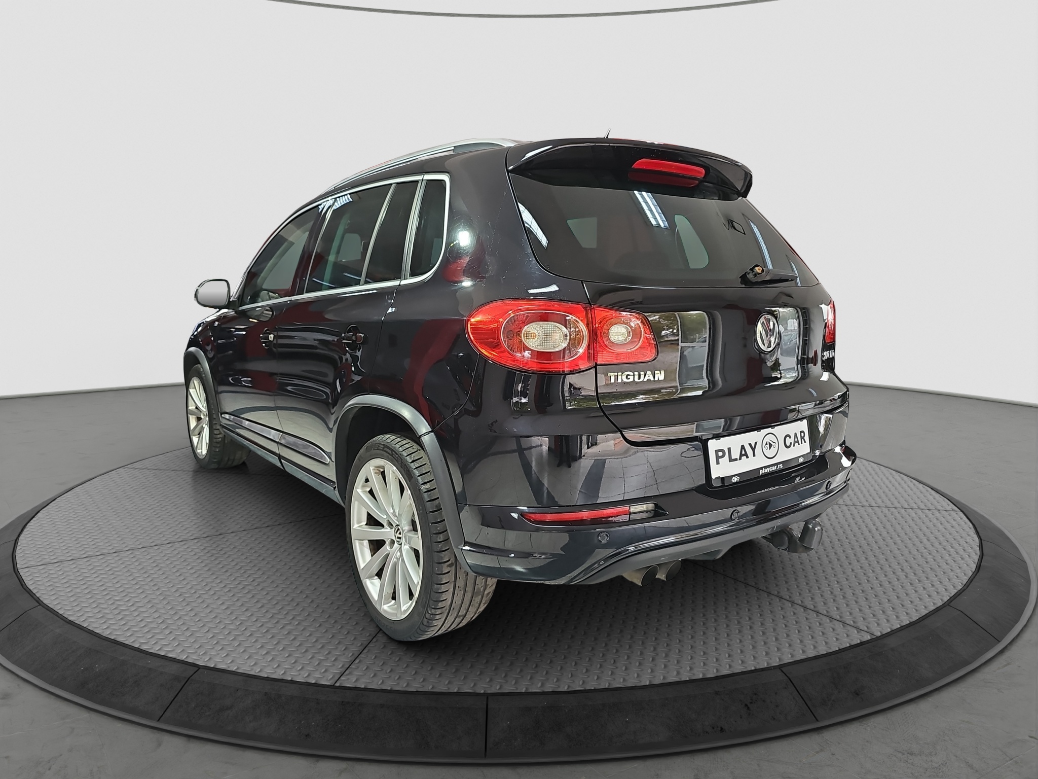 
								Volkswagen Tiguan R-LINE/4×4/ODLIČAN full									