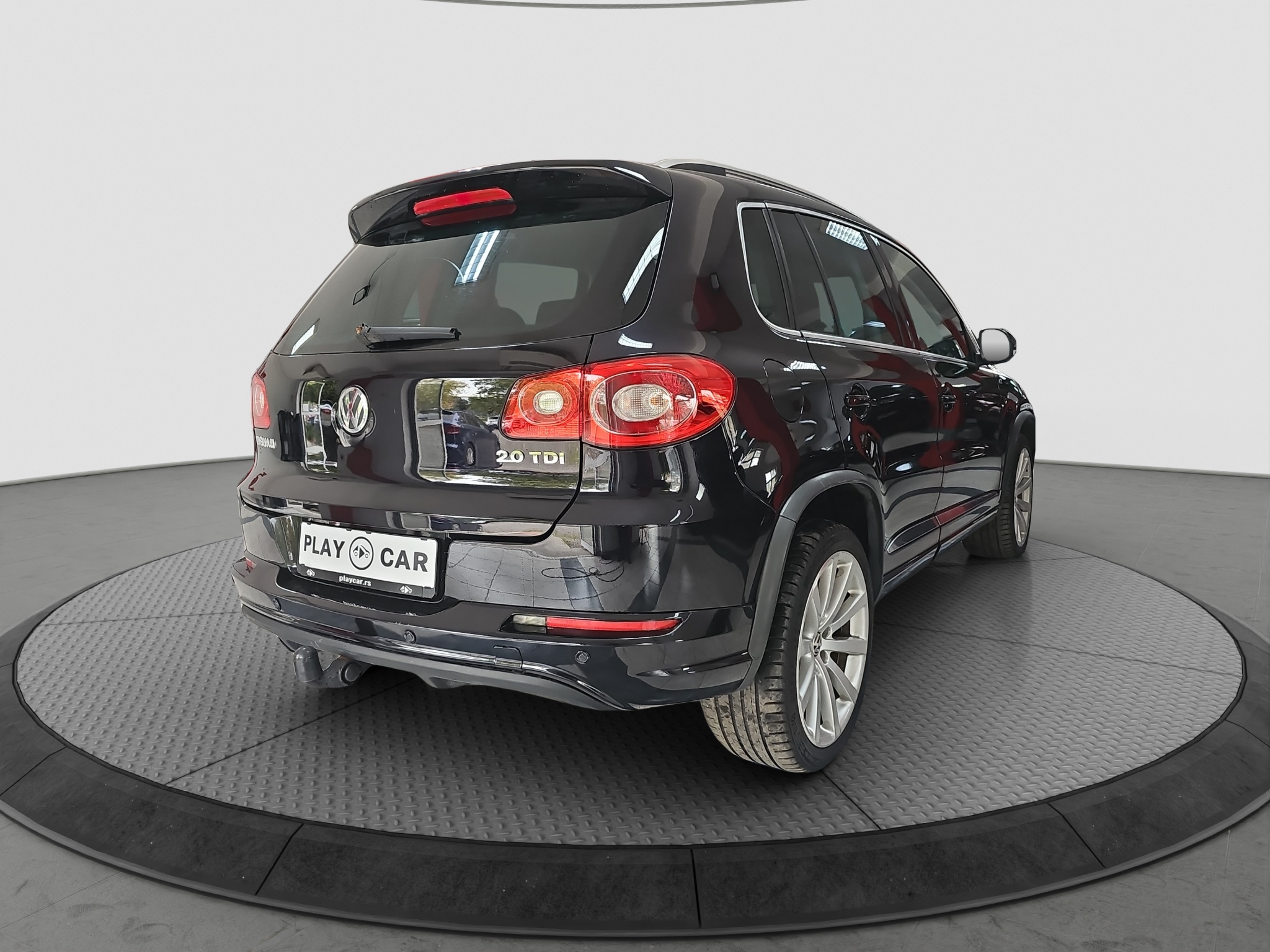 
								Volkswagen Tiguan R-LINE/4×4/ODLIČAN full									