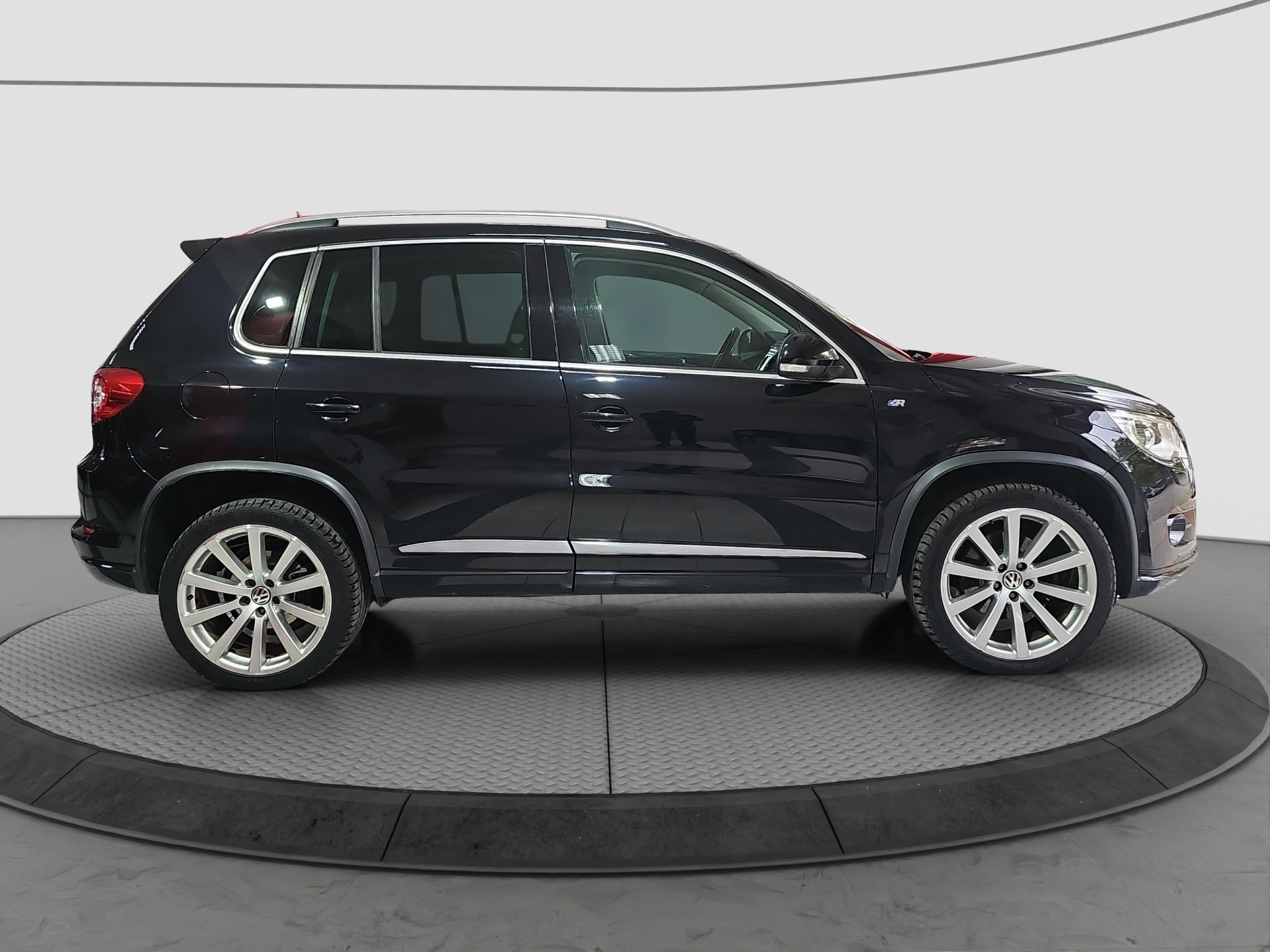 
								Volkswagen Tiguan R-LINE/4×4/ODLIČAN full									