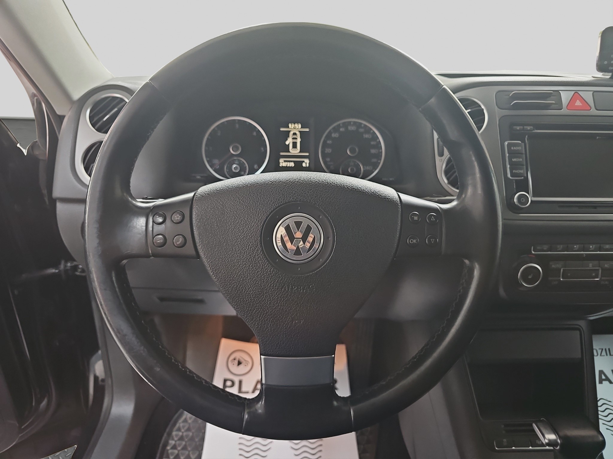 
								Volkswagen Tiguan R-LINE/4×4/ODLIČAN full									