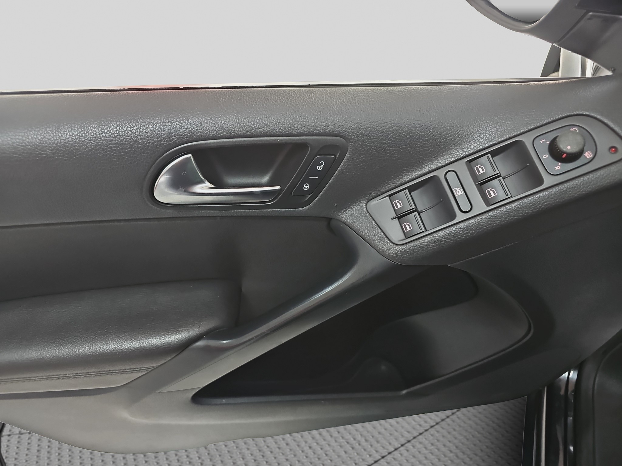 
								Volkswagen Tiguan R-LINE/4×4/ODLIČAN full									