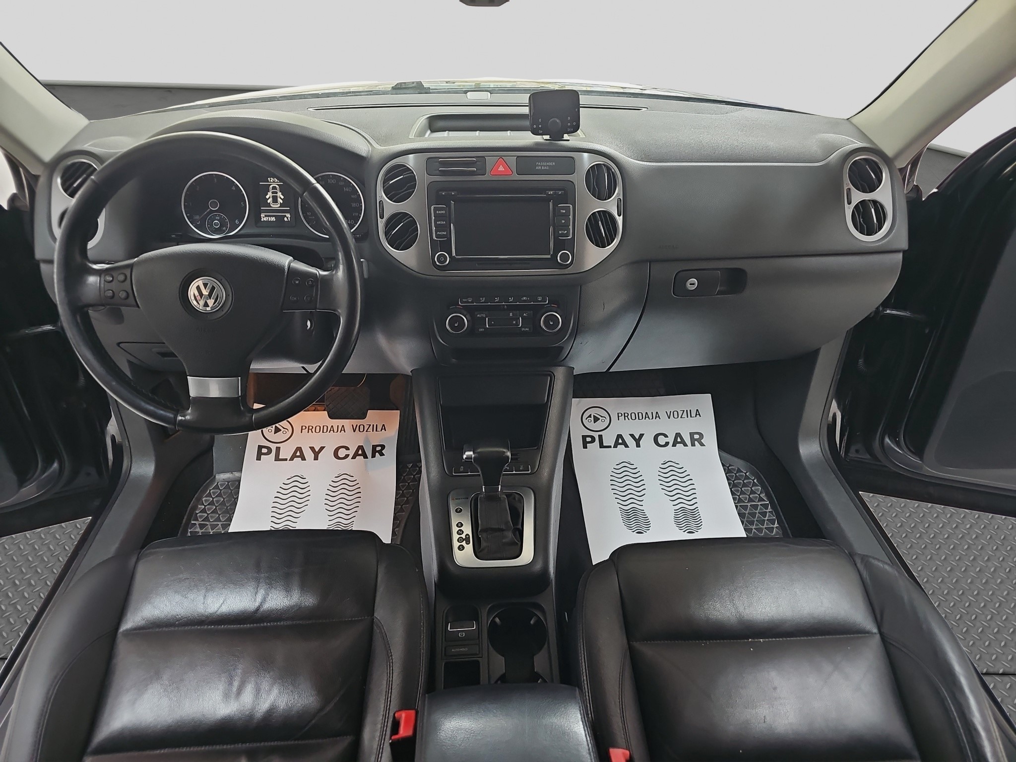 
								Volkswagen Tiguan R-LINE/4×4/ODLIČAN full									