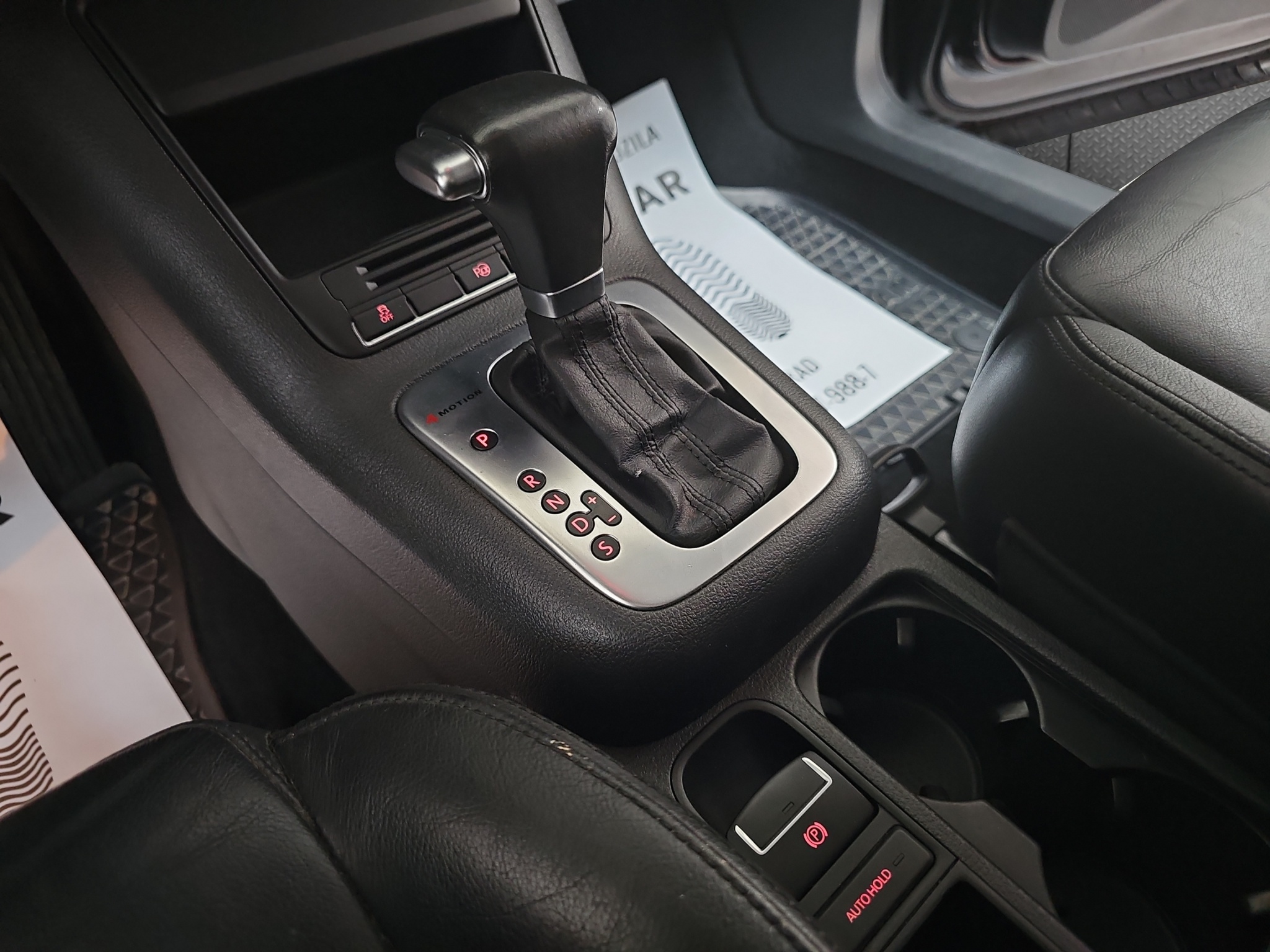 
								Volkswagen Tiguan R-LINE/4×4/ODLIČAN full									