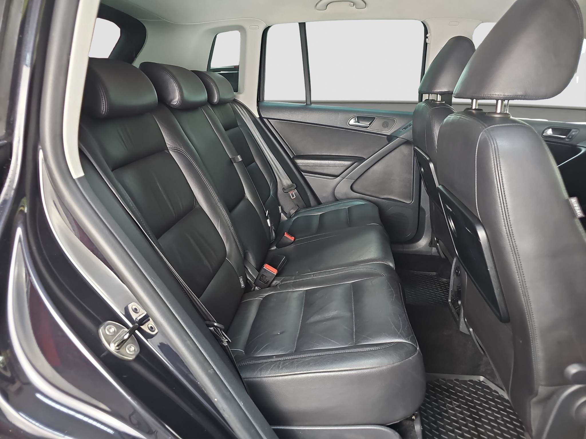 
								Volkswagen Tiguan R-LINE/4×4/ODLIČAN full									