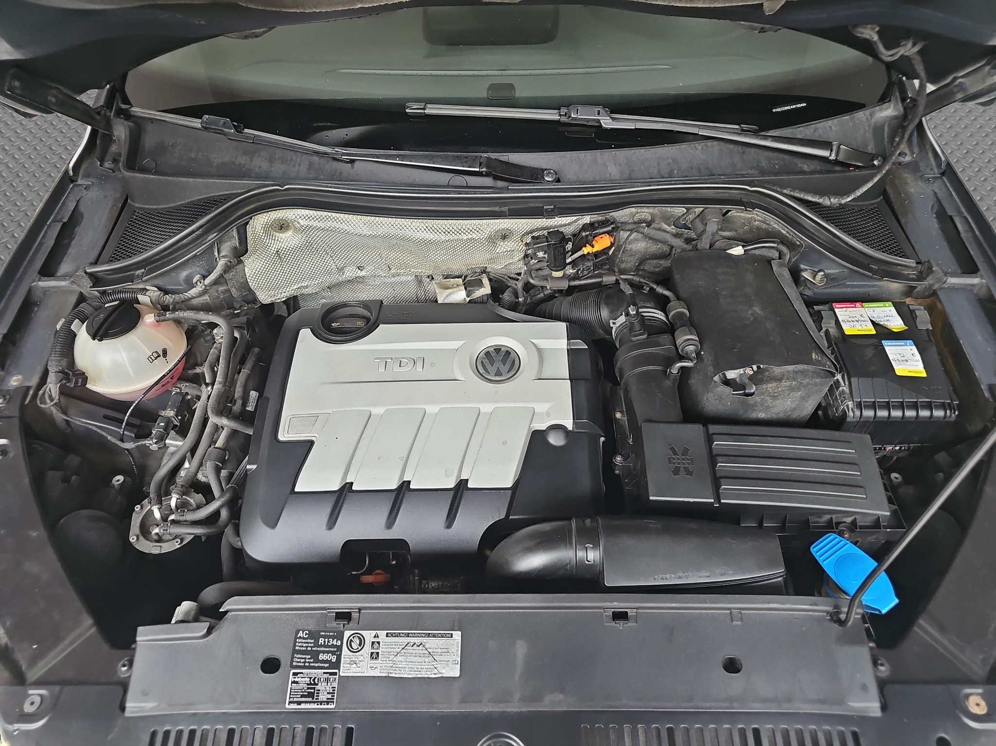 
								Volkswagen Tiguan R-LINE/4×4/ODLIČAN full									