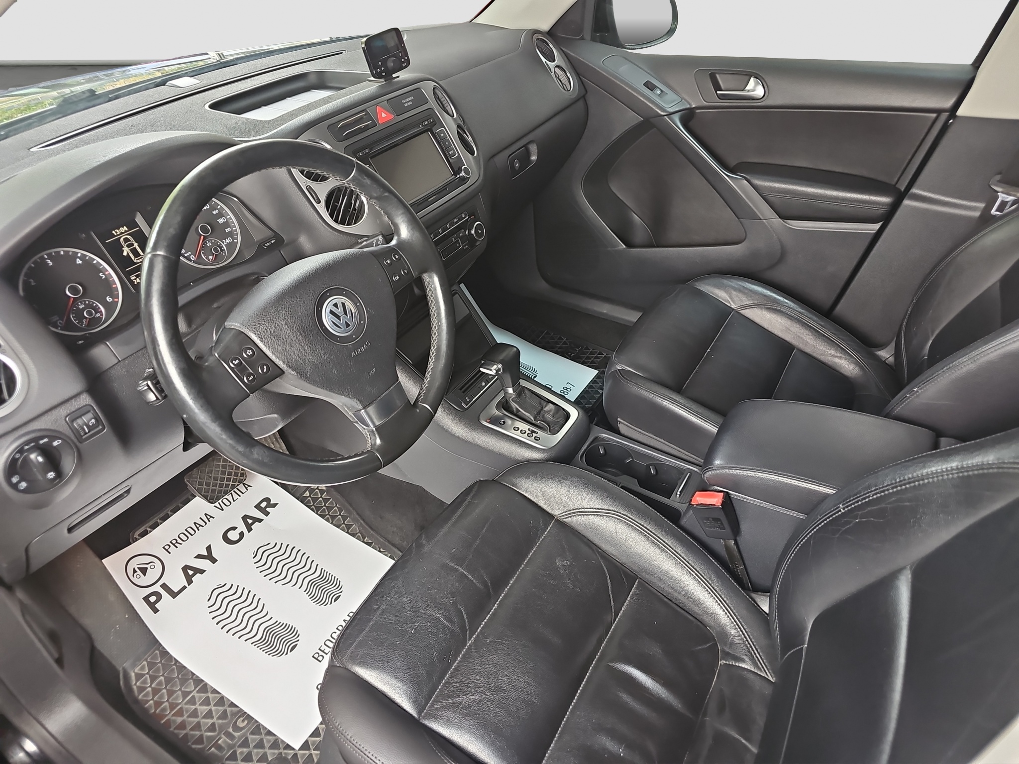 
								Volkswagen Tiguan R-LINE/4×4/ODLIČAN full									