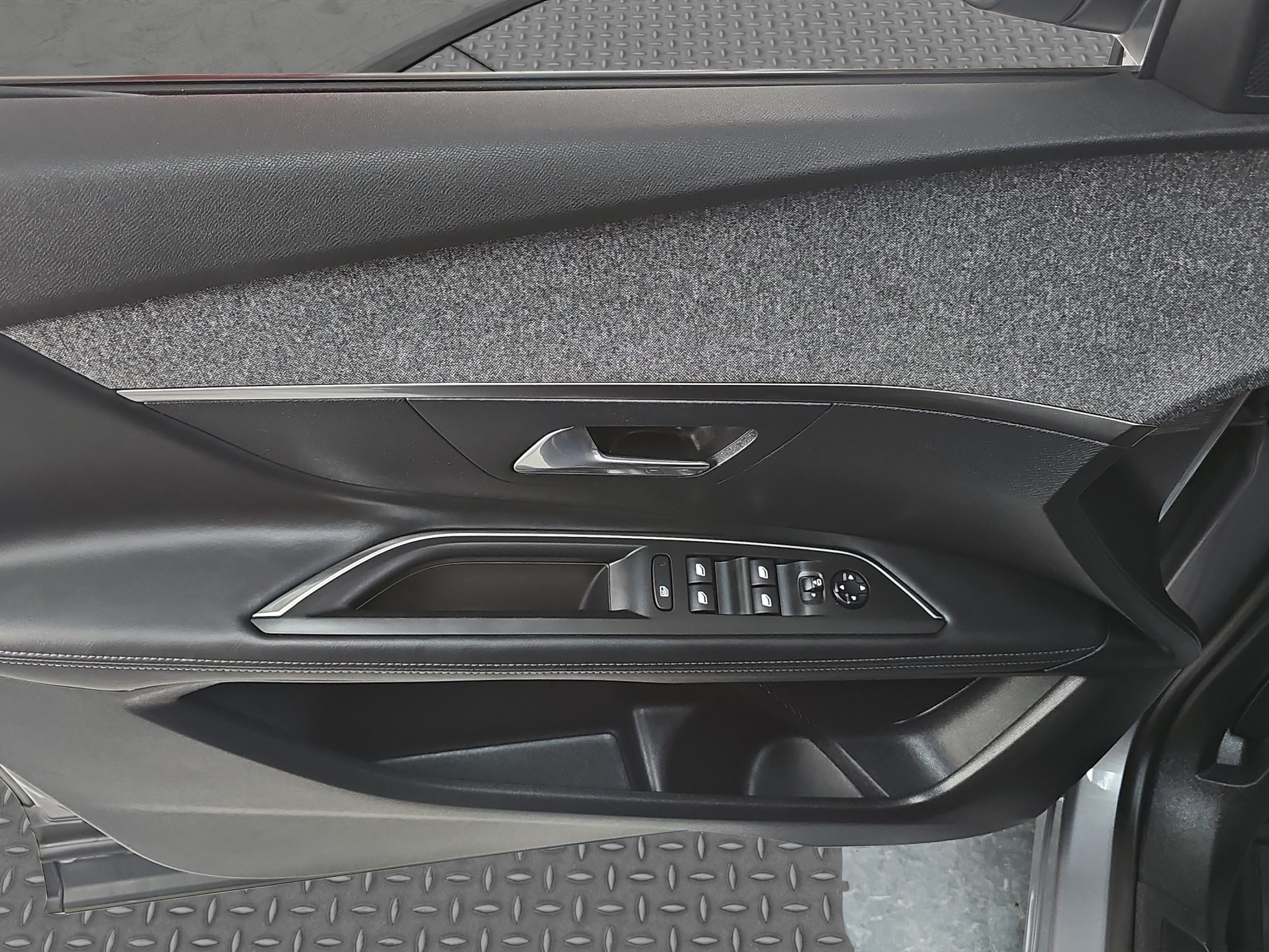 
								Peugeot 3008 ODLIČAN/AUTO full									