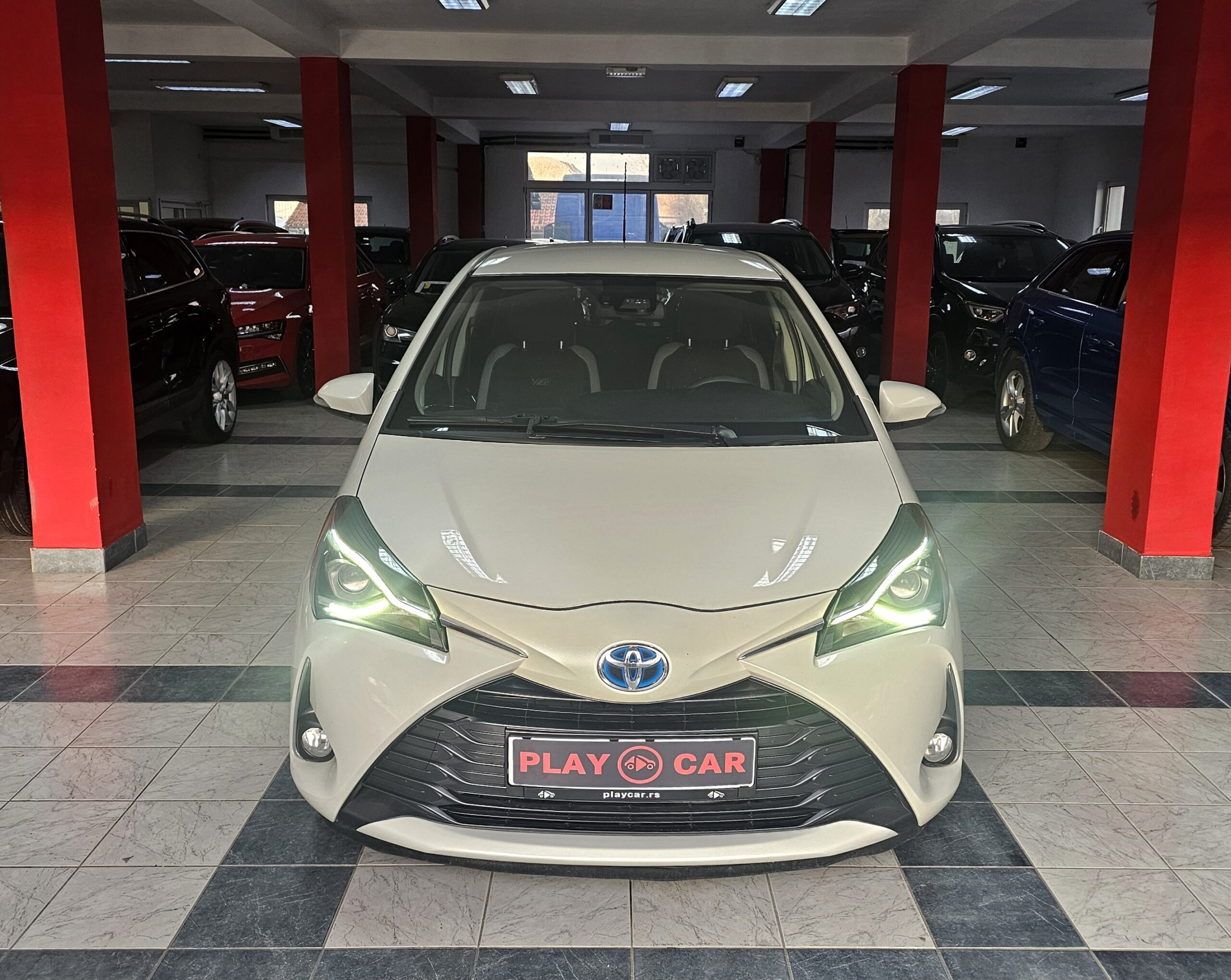 
								Toyota Yaris HIBRID full									