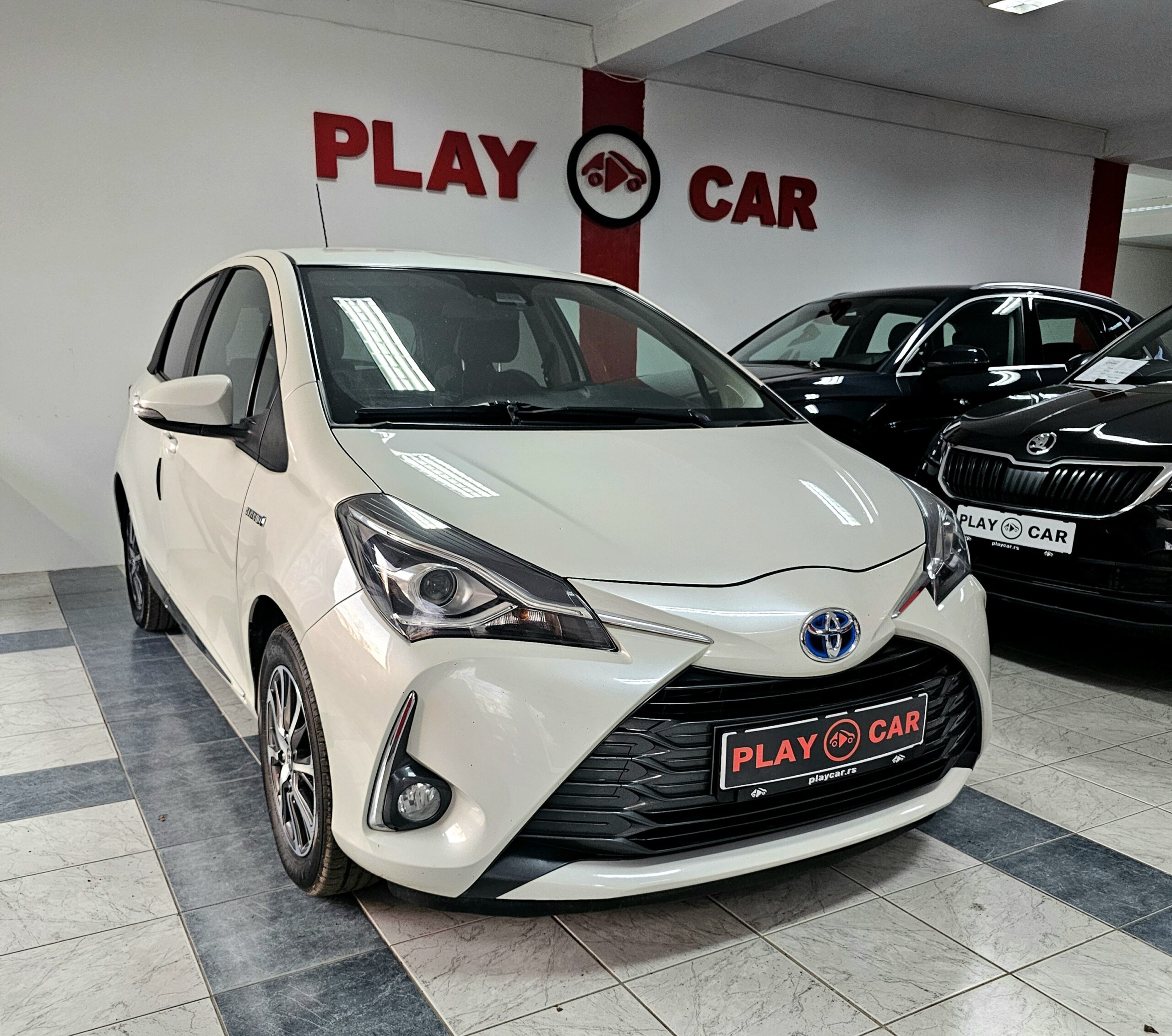 
								Toyota Yaris HIBRID full									