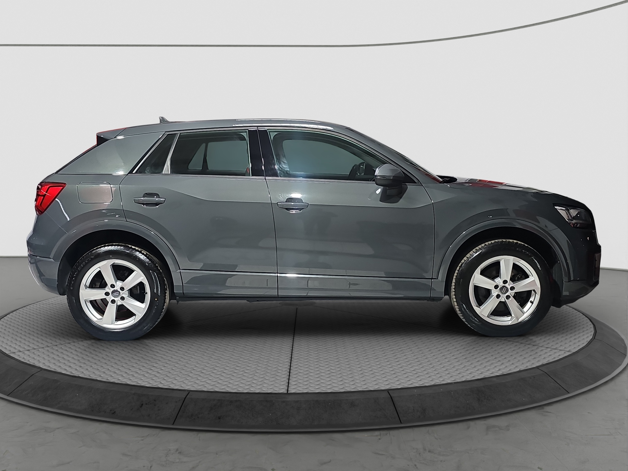 
								Audi Q2 AUTO/FU.LL full									